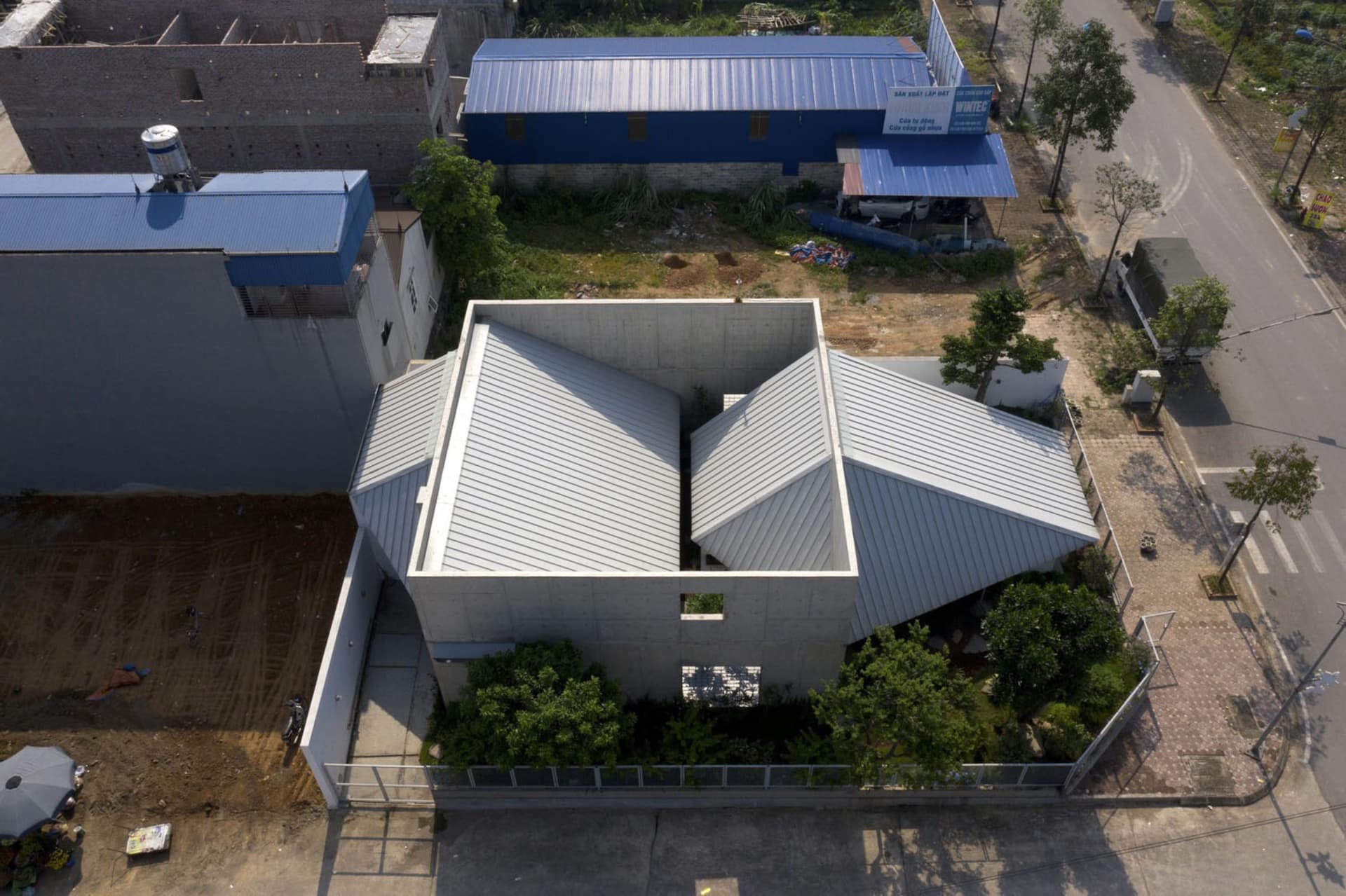 一座採用混凝土材質、具獨特建築設計的現代住宅，呈現極簡美學。