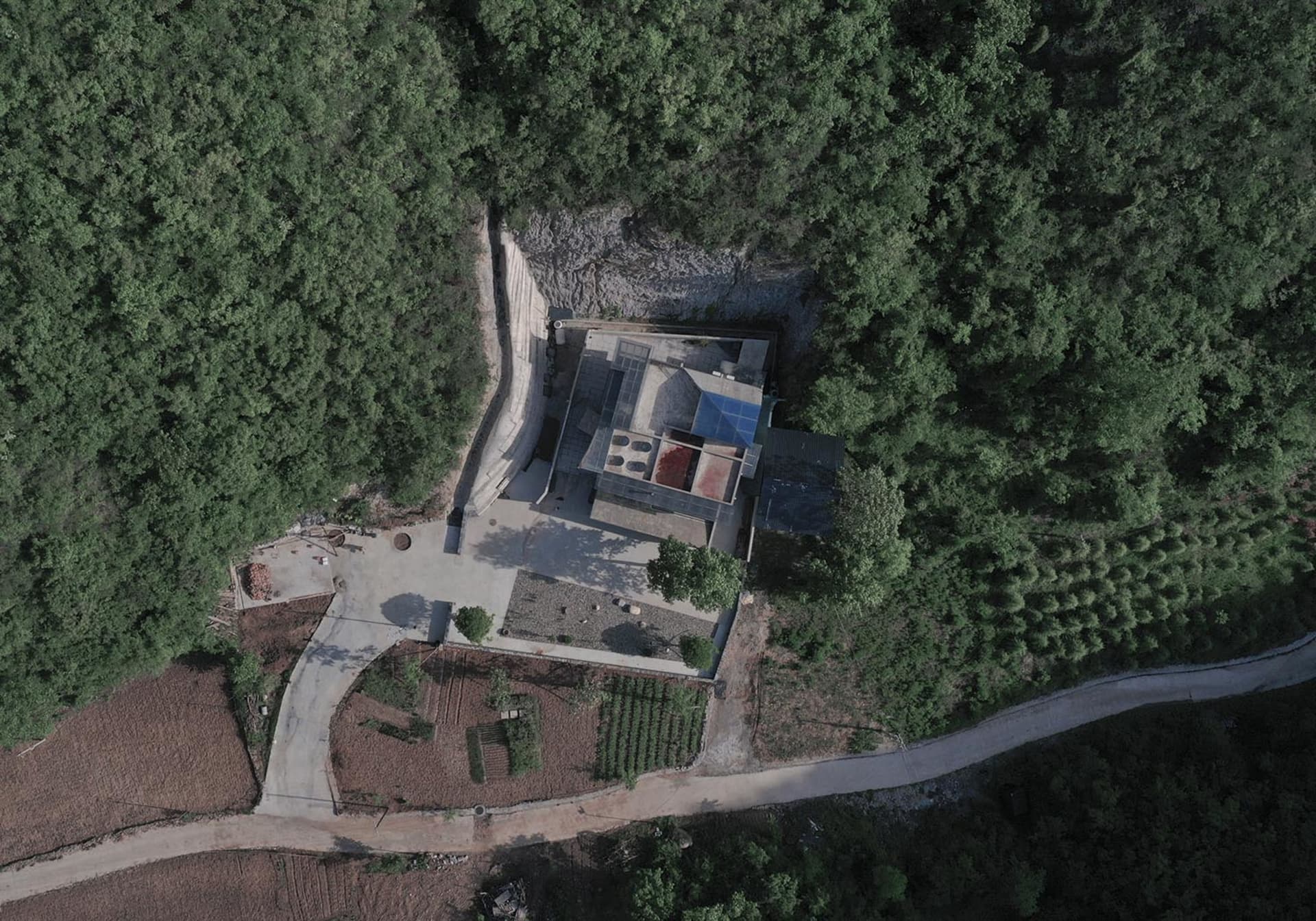 俯瞰現代住宅，展現混凝土與木質材料。