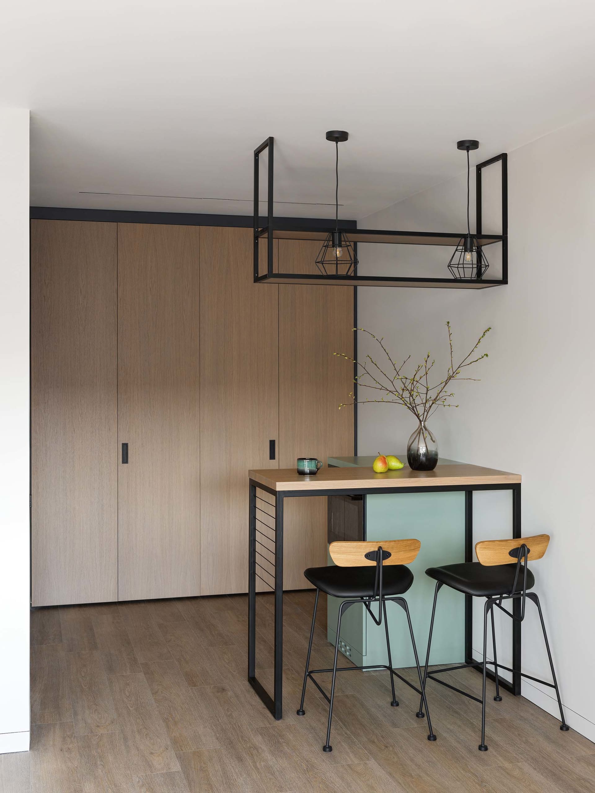 現代雞尾酒吧以木質桌面與金屬框架為主,搭配植物與水果擺飾。