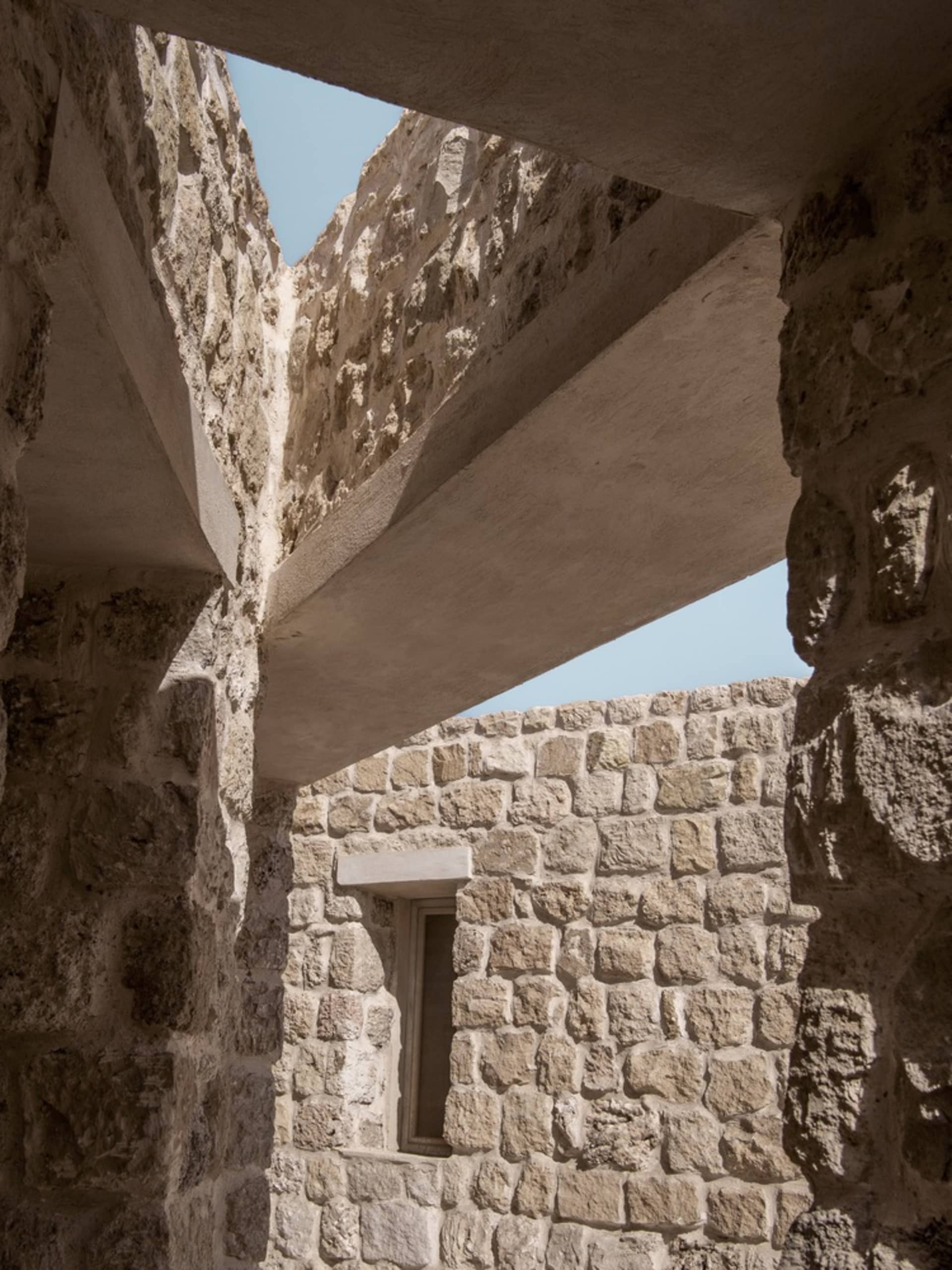 從建築內部觀看石造建築遺跡。