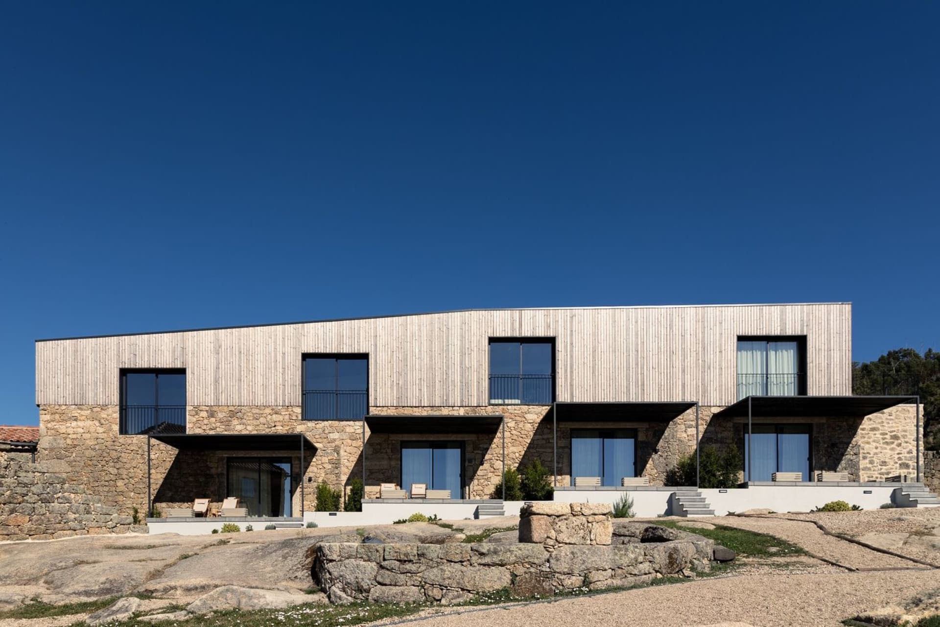 現代住宅建築,採用木質與石材