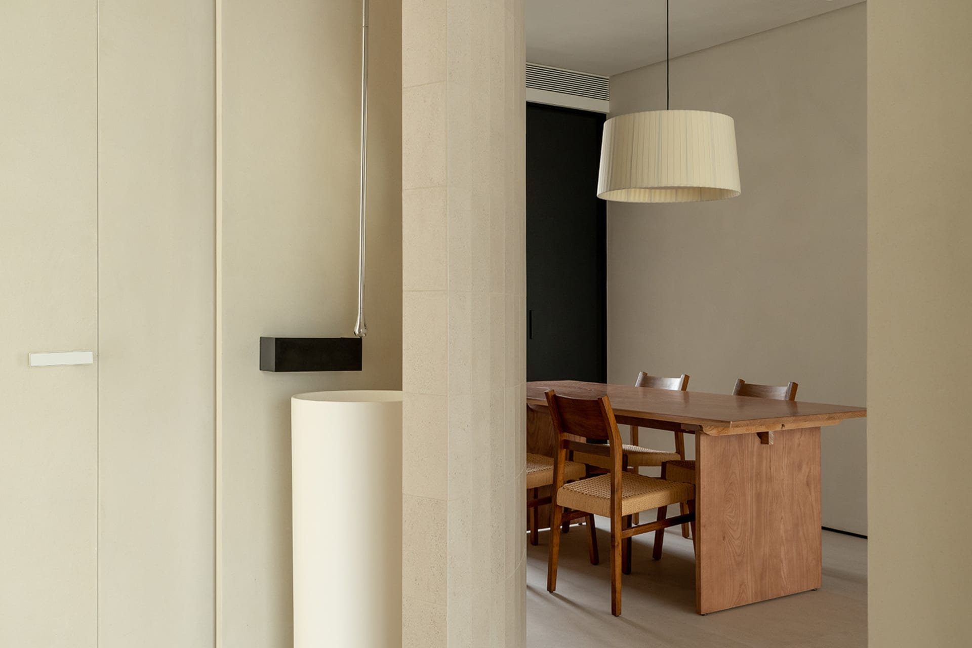 現代簡約餐廳，擺放木製餐桌搭配織布餐椅。