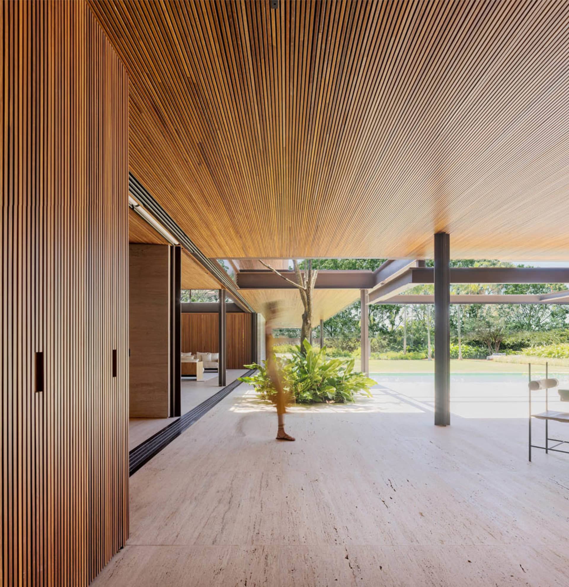 現代建築室內空間，展現木質結構與地板。