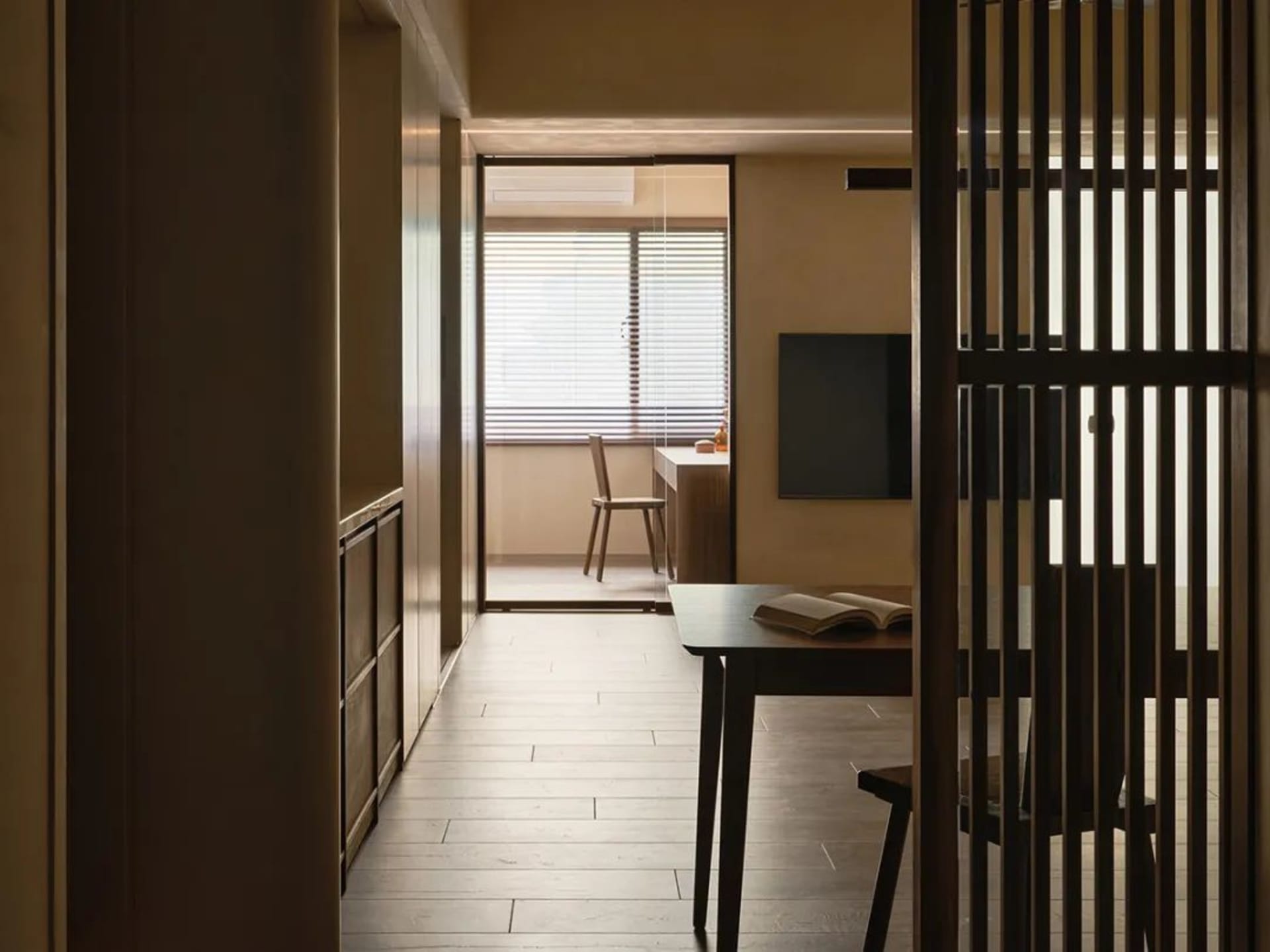 居家辦公室採用現代木質家具，搭配俐落書桌與簡約裝飾。