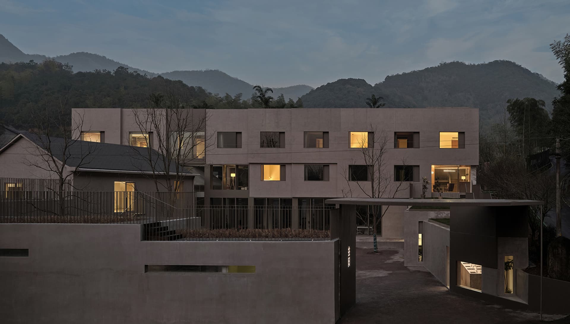 一座以混凝土建造的極簡現代住宅建築。