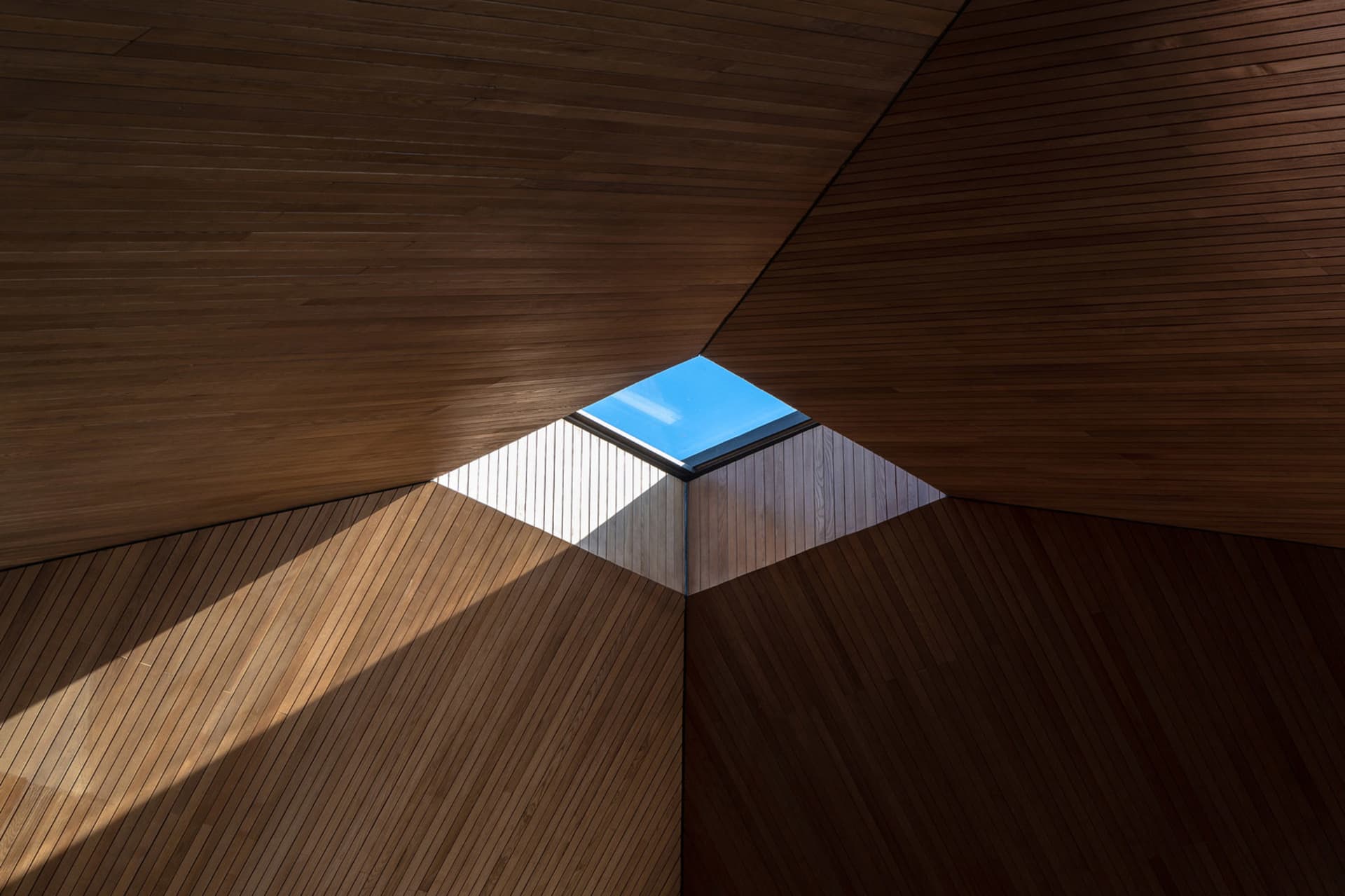 現代室內設計,木質天花板搭配天窗,可眺望城市天際線。