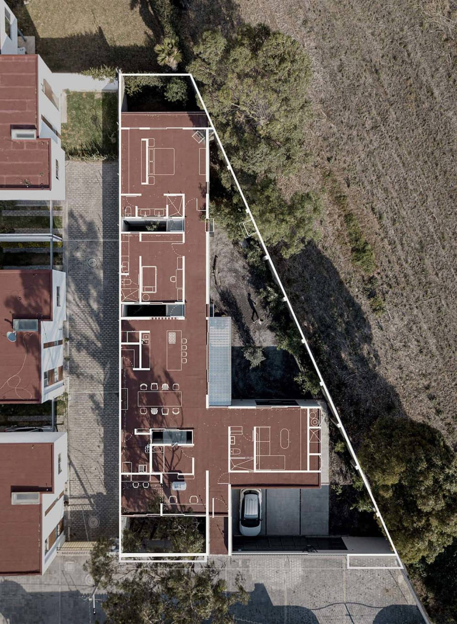 俯瞰現代住宅布局，外牆採用磚瓦材質。