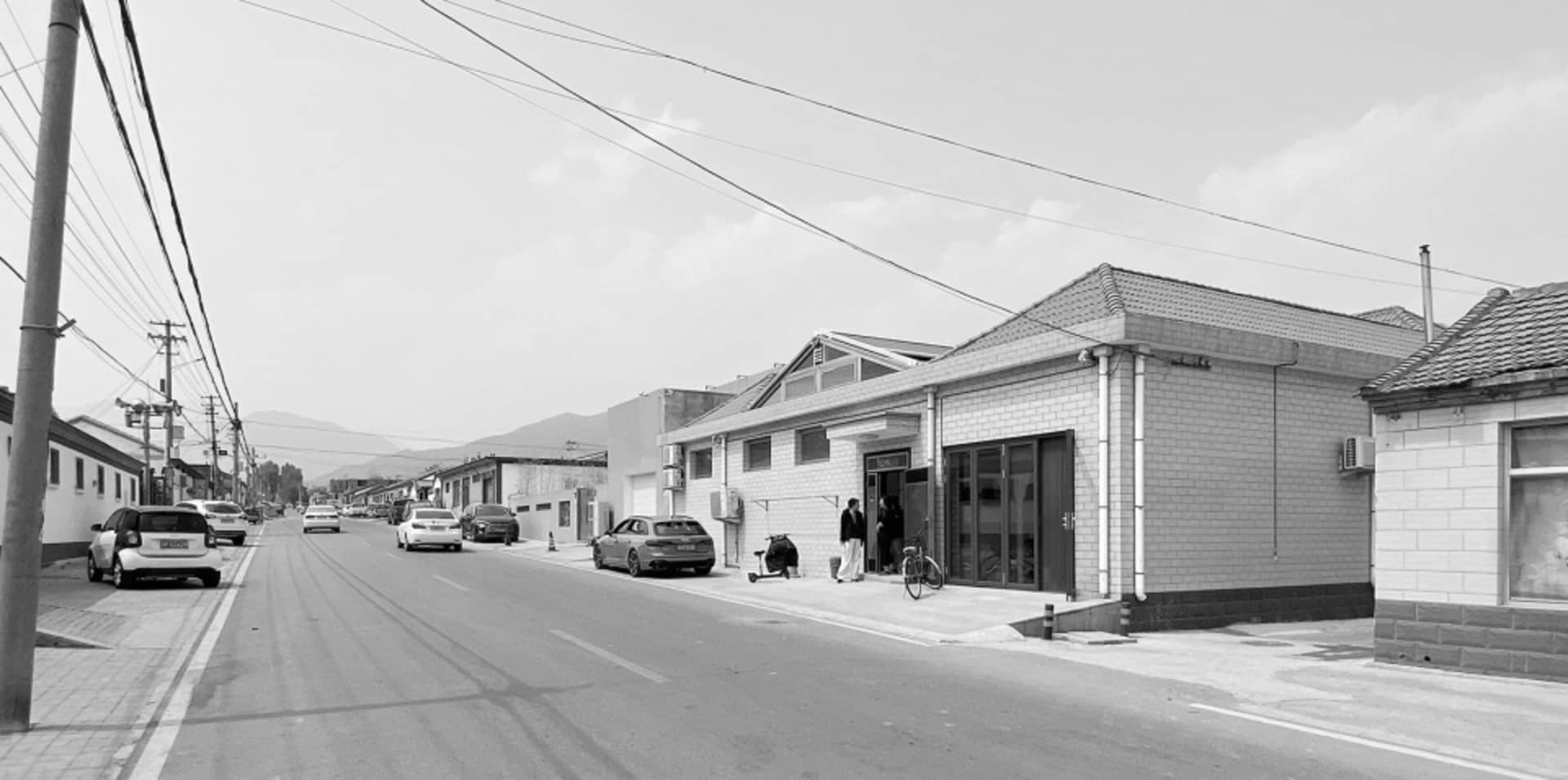街景圖像，展示道路、汽車、建築物與電線。