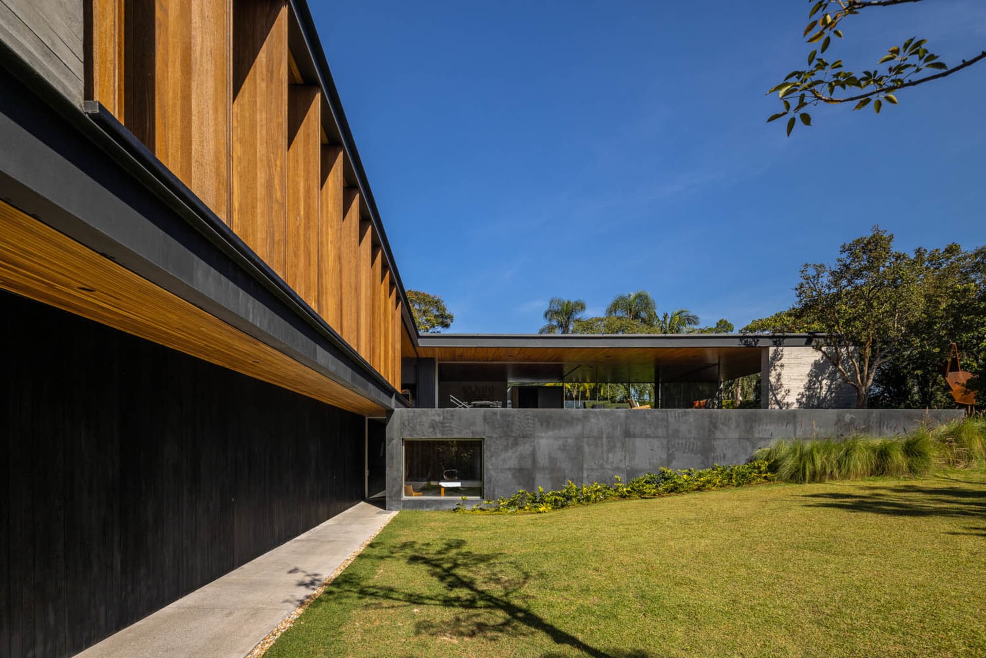 現代住宅建築外觀,搭配木質板材與混凝土牆面。