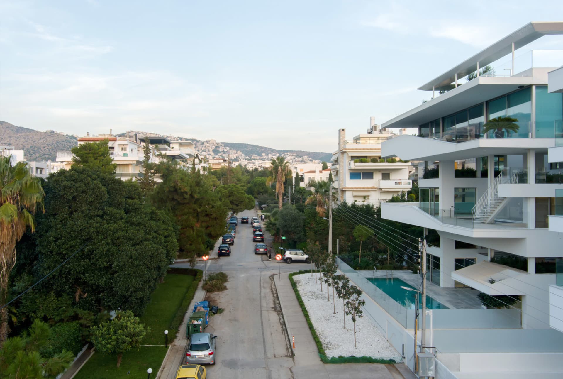 一座以混凝土與玻璃為外牆材質的現代住宅建築。