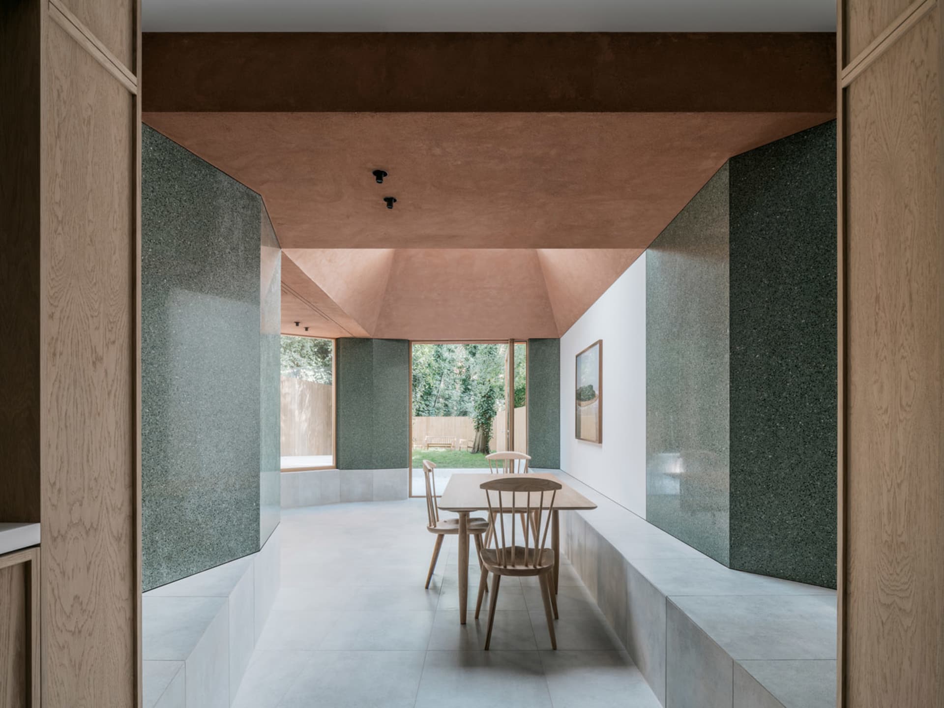 現代餐廳,混凝土與陶瓷牆面,搭配木質餐桌椅,以及大面窗戶