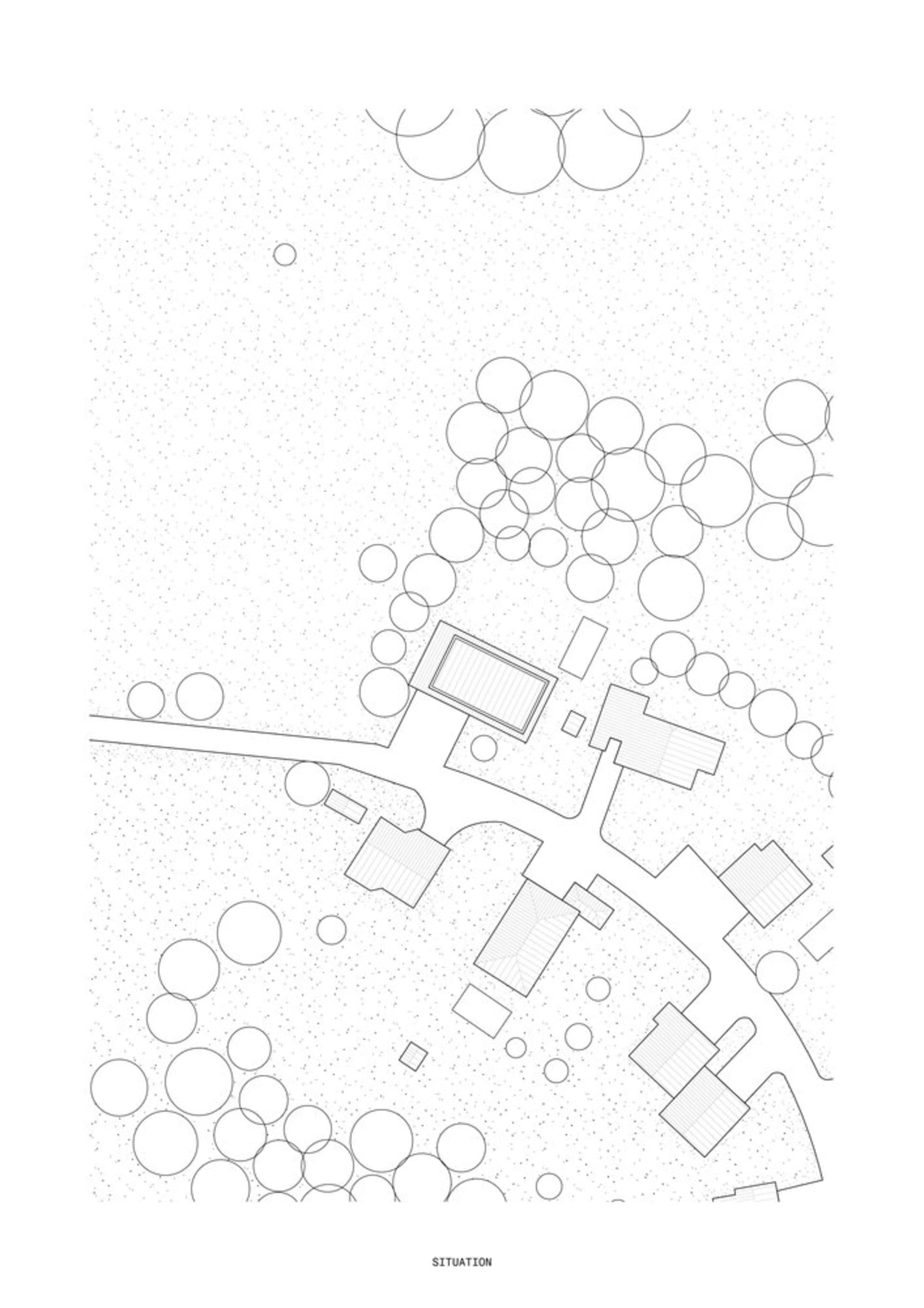 詳細的建築基地平面圖,以白紙輪廓呈現建築物、樹木及其他元素。