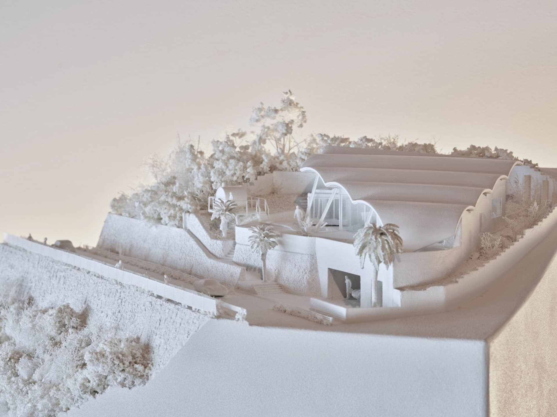 一座細緻的石膏混凝土建築模型，呈現現代住宅結構及周邊景觀設計