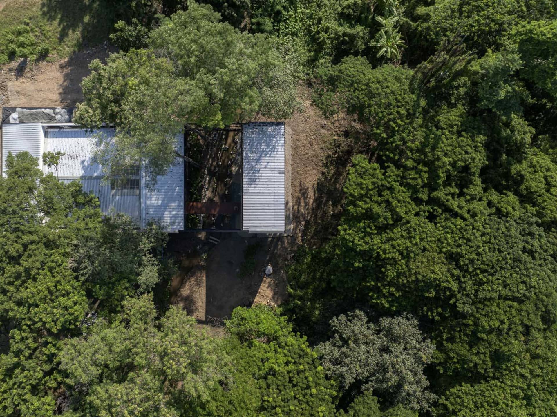 極簡住宅建築,採用金屬與混凝土外觀設計。