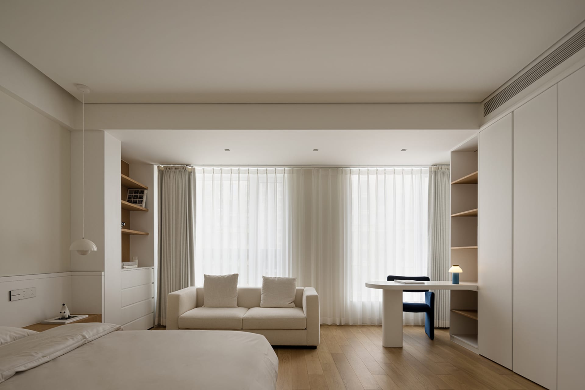 Simplified living space with a modern minimalist design, featuring neutral colors and a relaxing atmosphere.