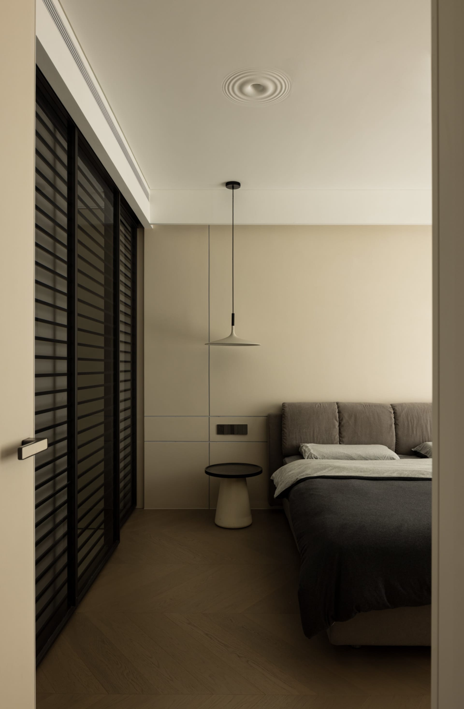 A minimalist bedroom in neutral tones with a modern design.