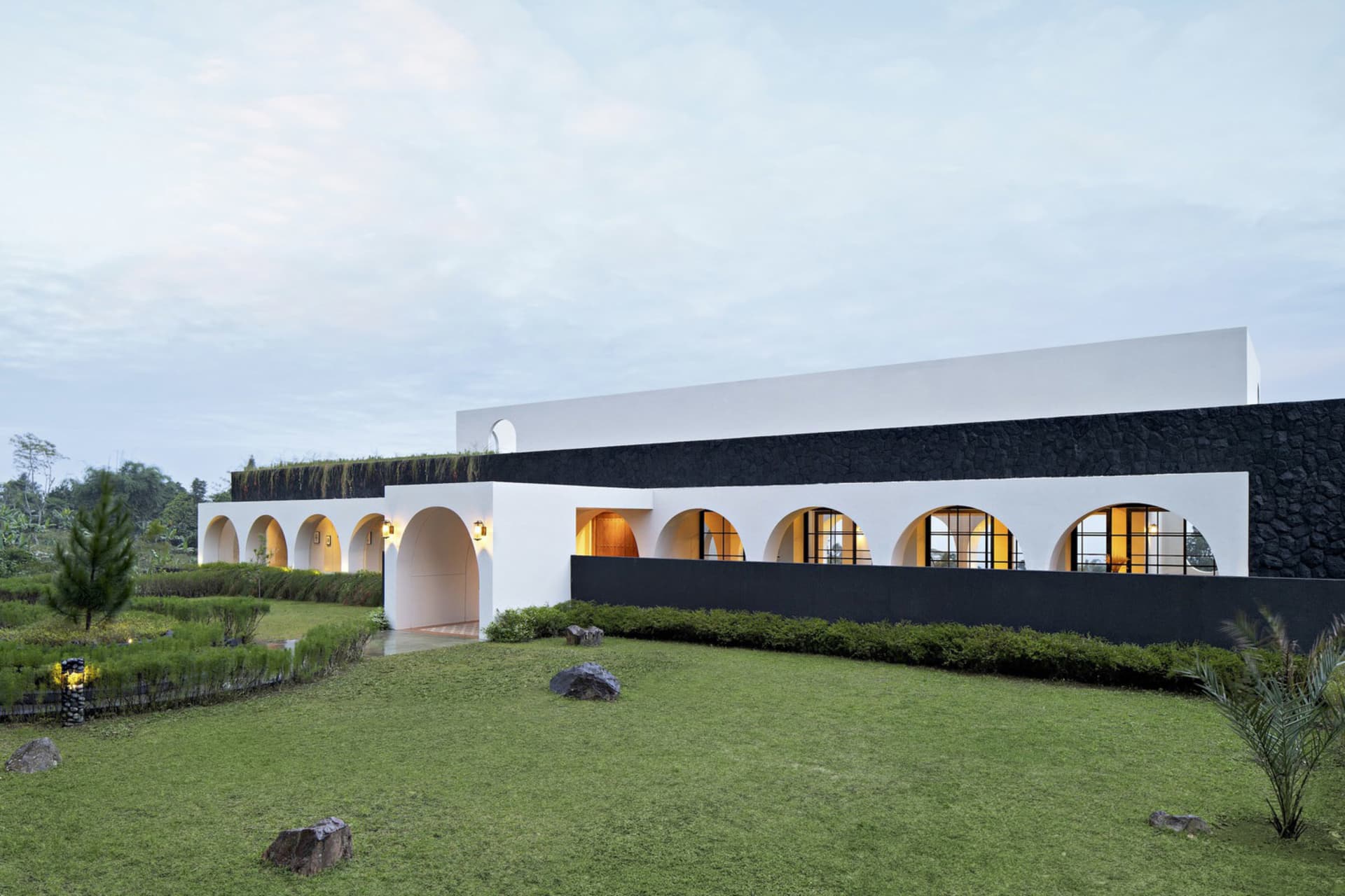 A modern minimalist house with a minimalist design, featuring a white exterior and concrete elements.