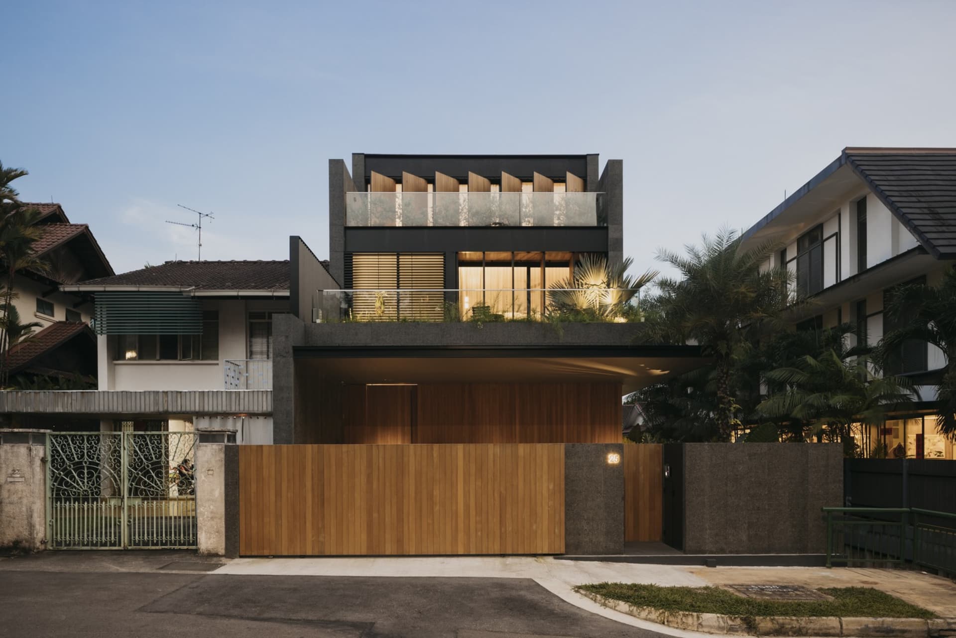 現代住宅建築，入口處採用木質嵌板大門。