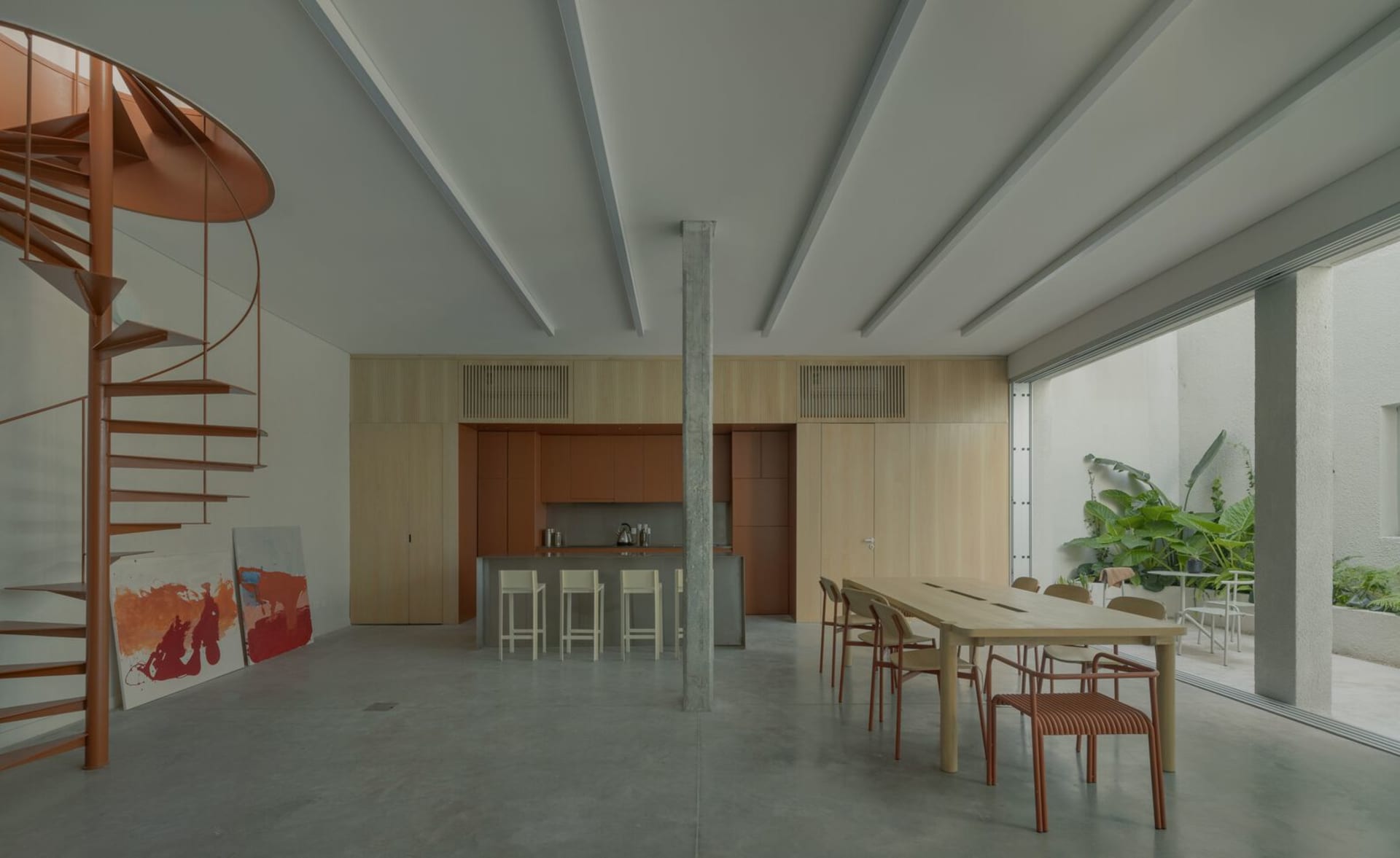 簡約餐廳內擺放木質家具，並設有大面窗戶。