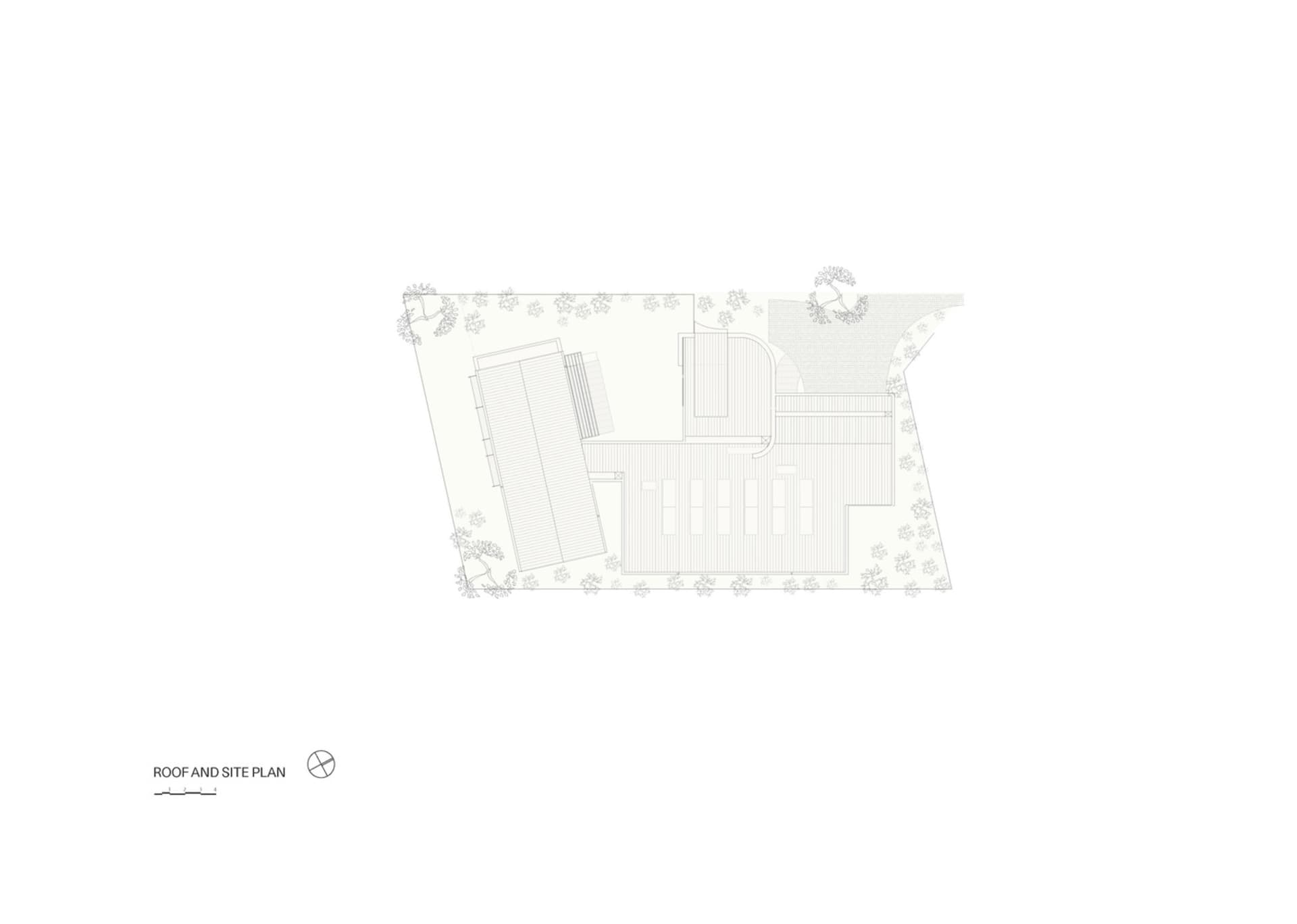 一張黑白建築圖,描繪屋頂與基地平面配置。