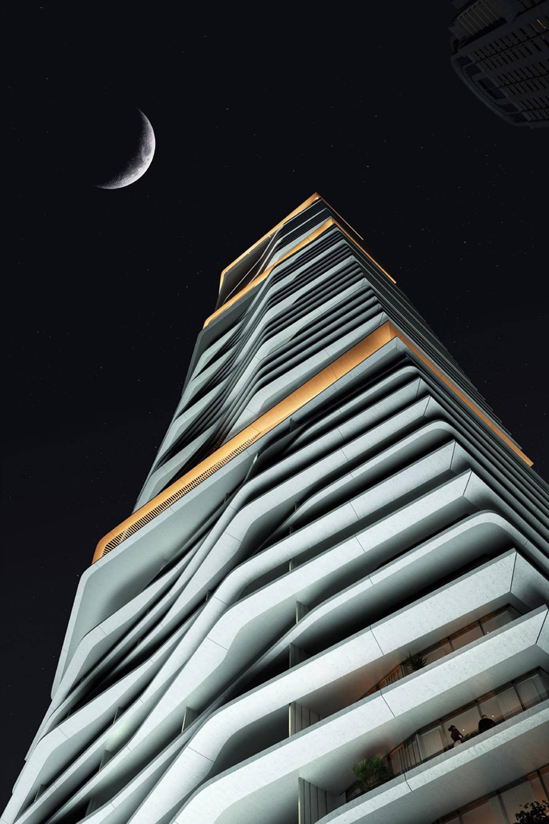 夜晚新月下，一棟擁有混凝土外牆的現代建築。