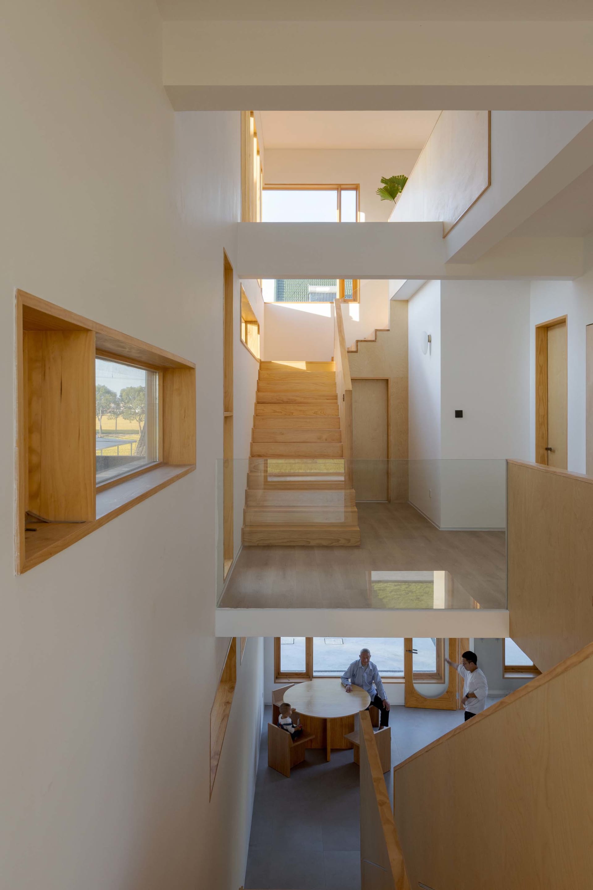現代住宅室內空間，搭配木質建築特色。