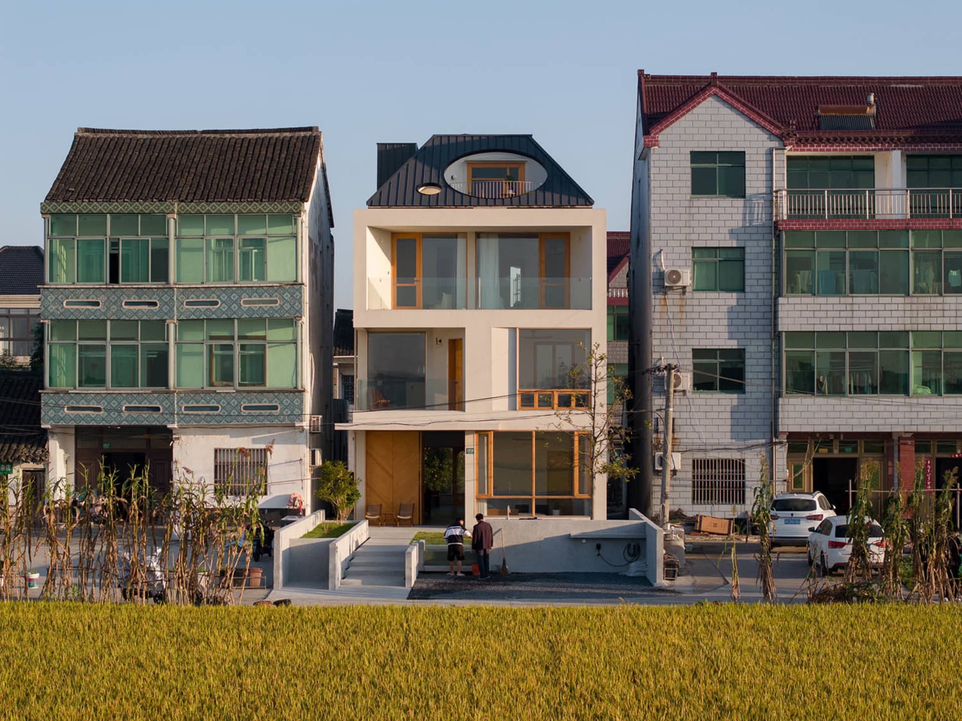 以混凝土材質打造的現代住宅，擁有大面窗與極簡設計。