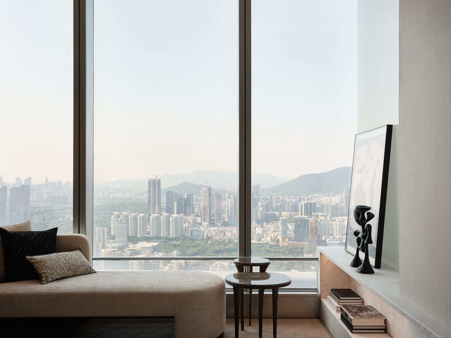 簡約風格房間內設有大型窗戶，窗外可見城市景觀。