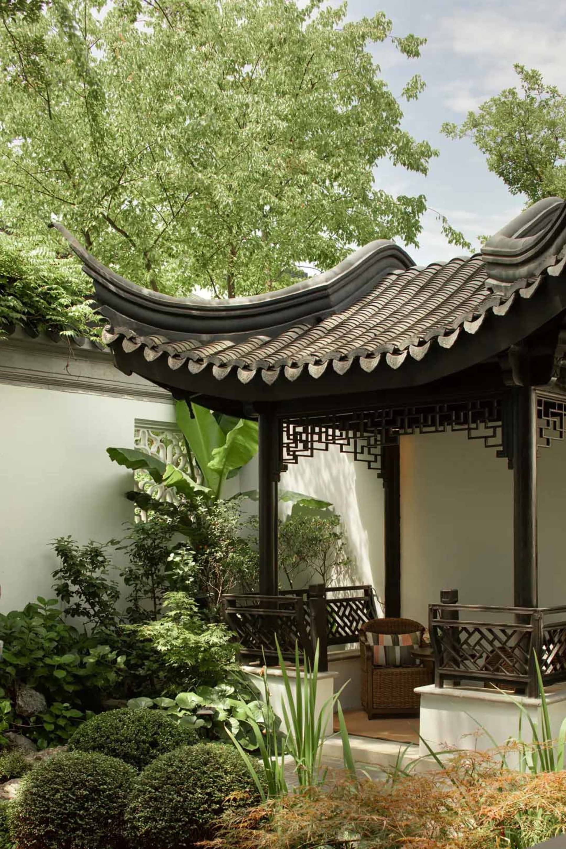 寧靜的中式庭園景觀，設有傳統瓦頂涼亭。