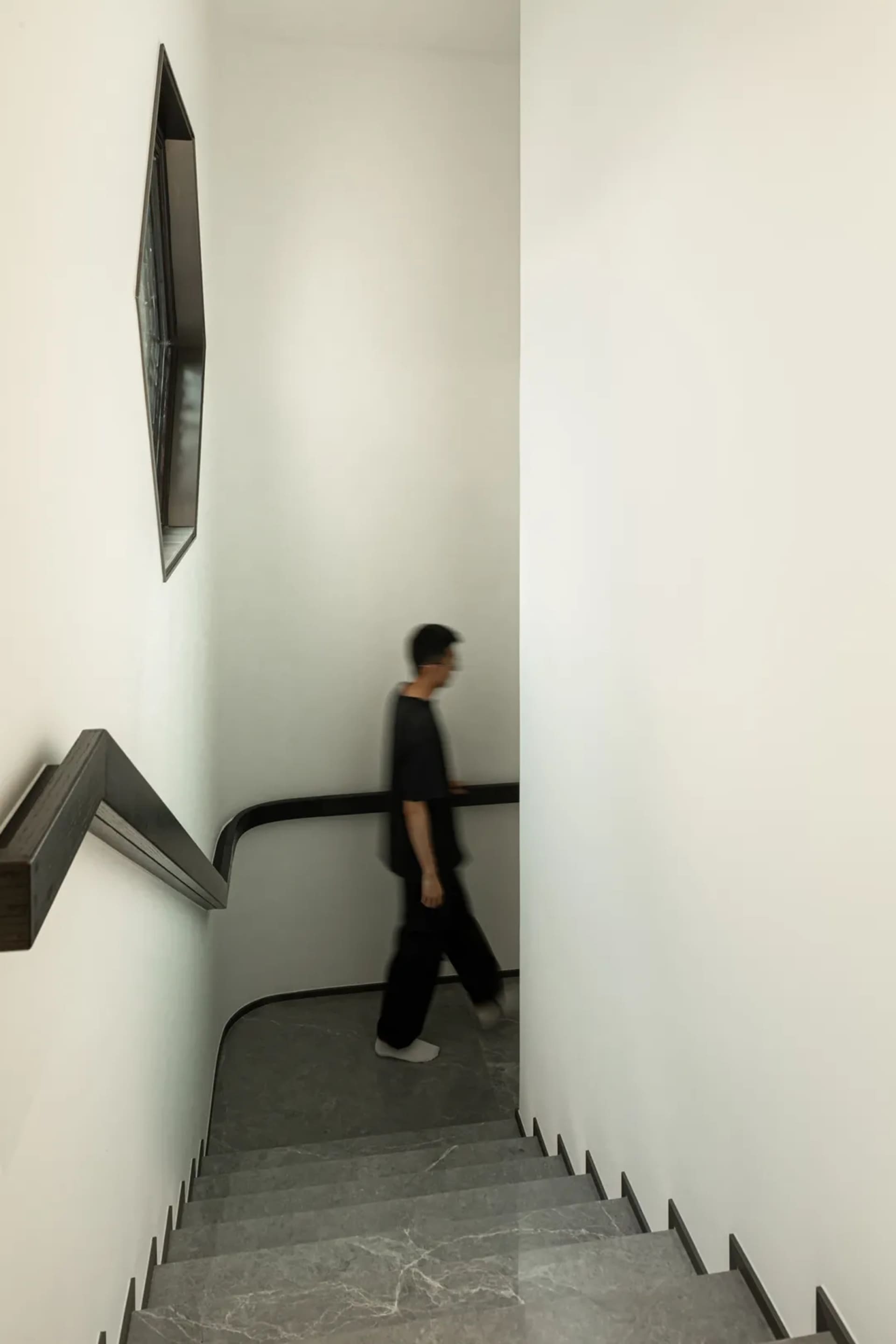 極簡室內空間，展示混凝土樓梯。
