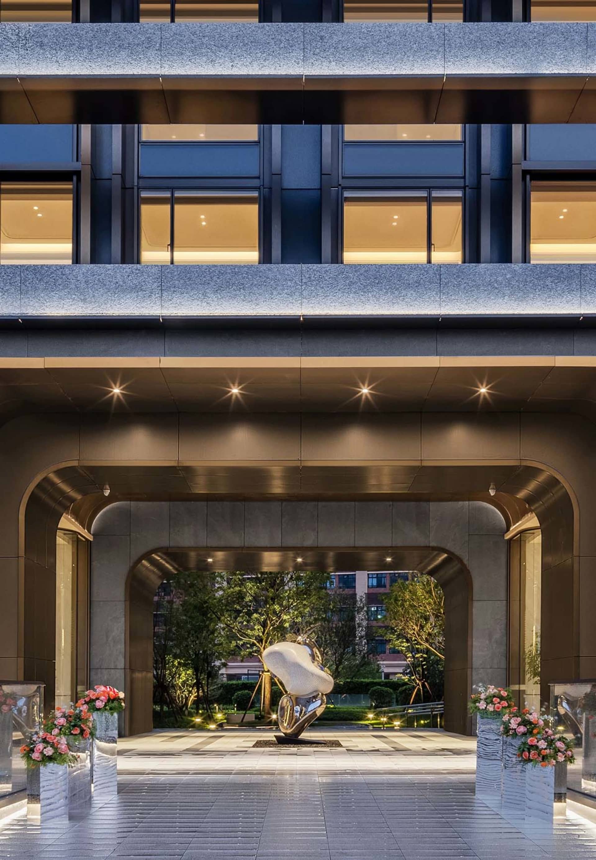 現代酒店大廳採用混凝土與玻璃建築元素