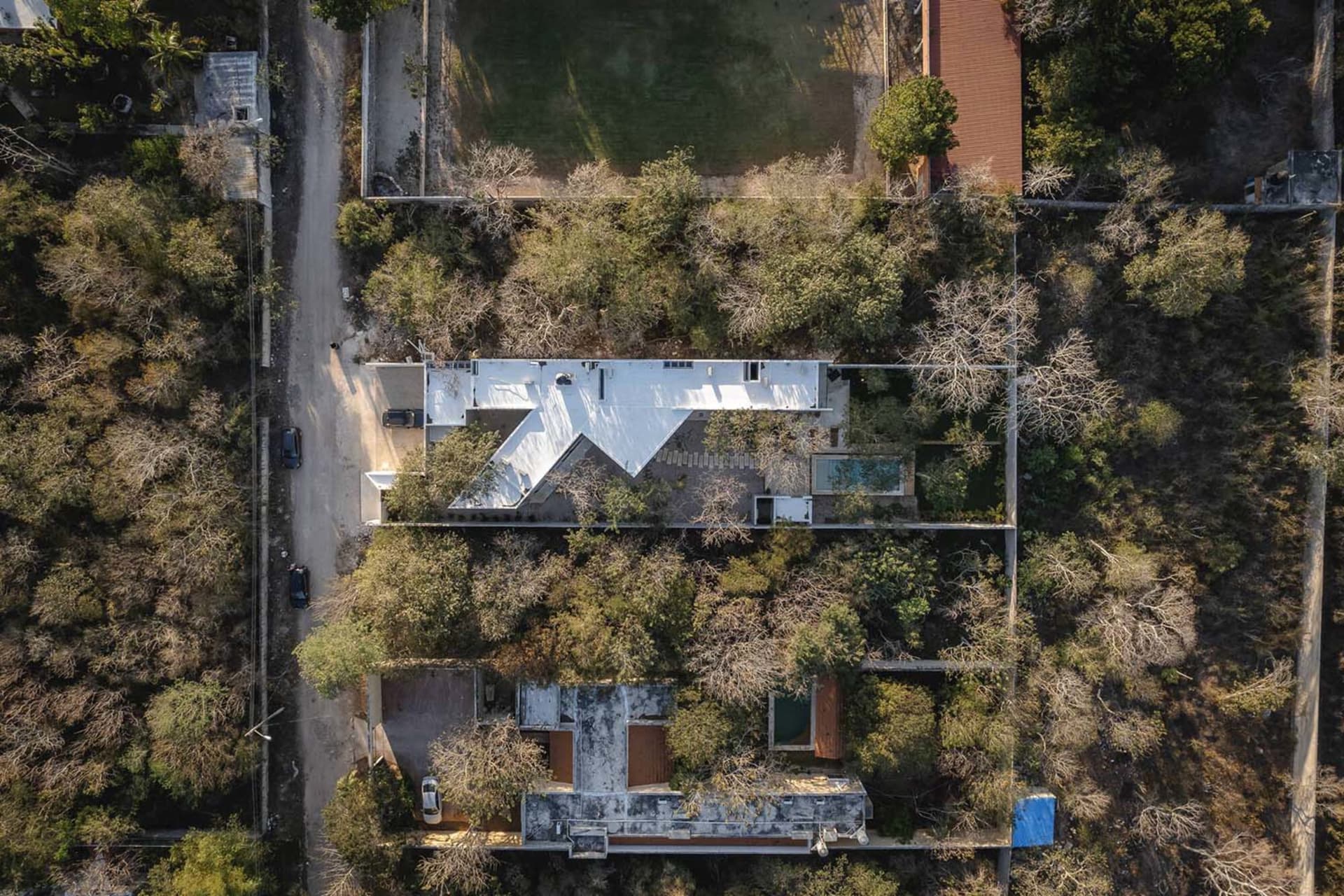 俯瞰現代住宅建築，外牆採用混凝土材質並搭配大型玻璃窗。