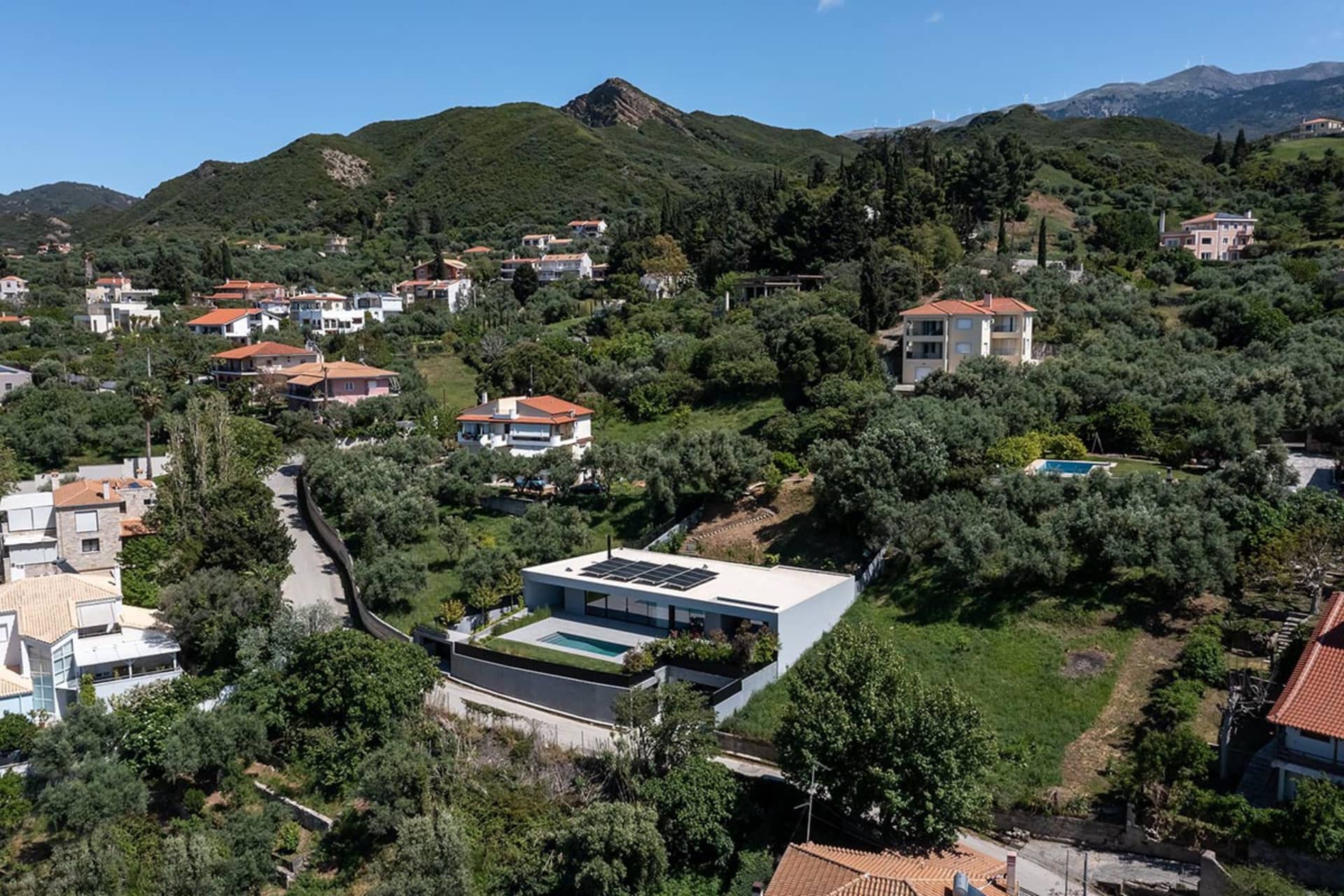 山坡上的現代設計住宅