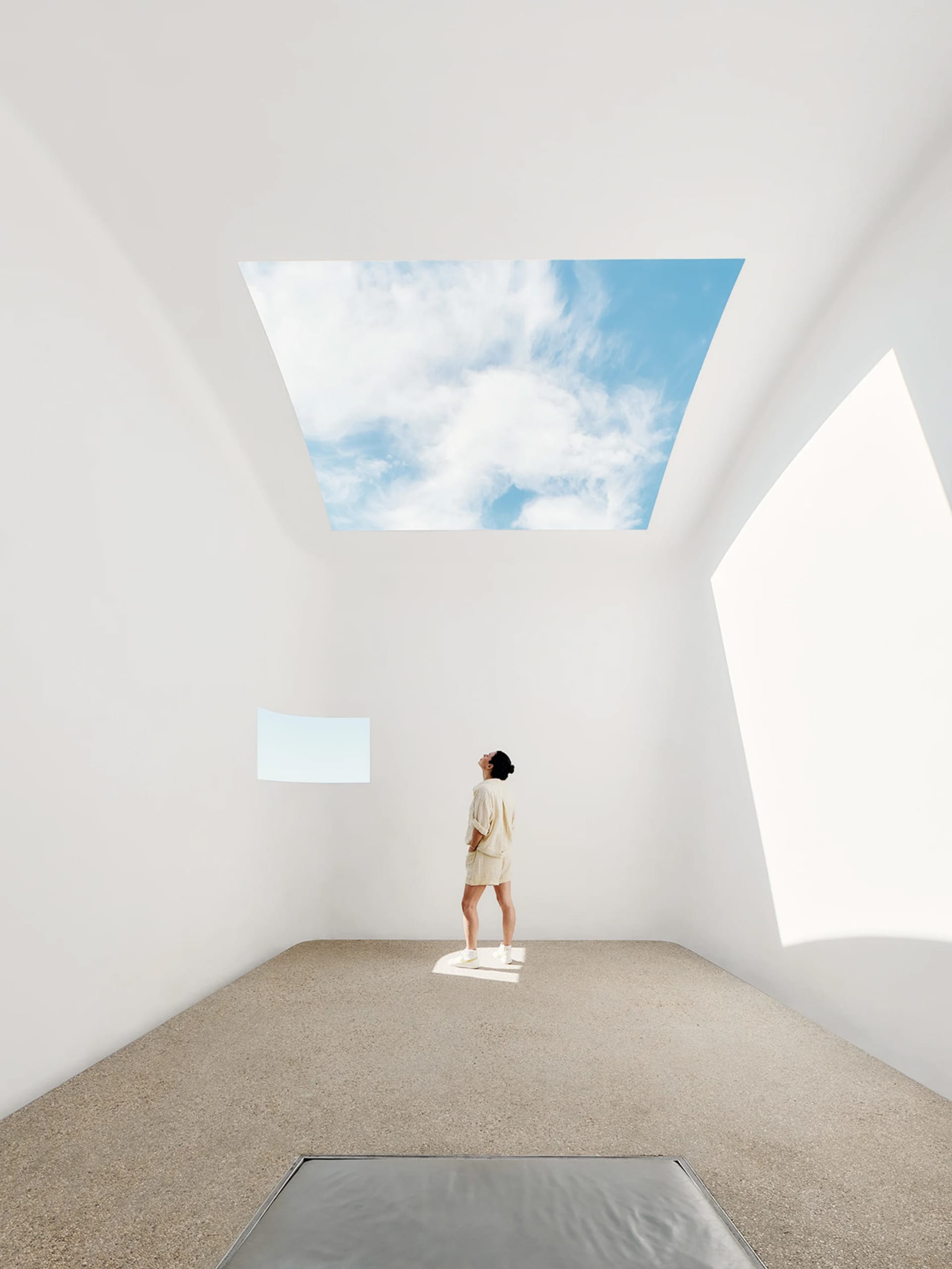 極簡雕塑展示空間，混凝土牆面搭配自然光線。