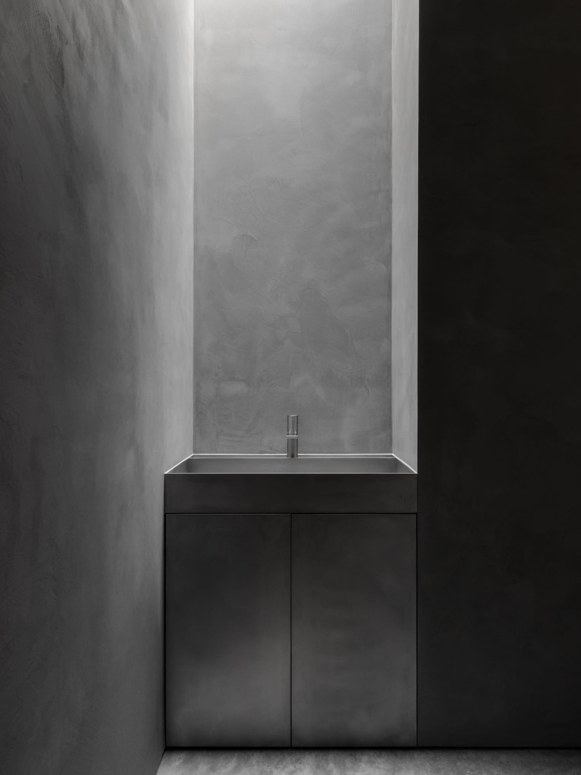 簡潔現代的混凝土洗手台融入極簡衛浴設計中。
