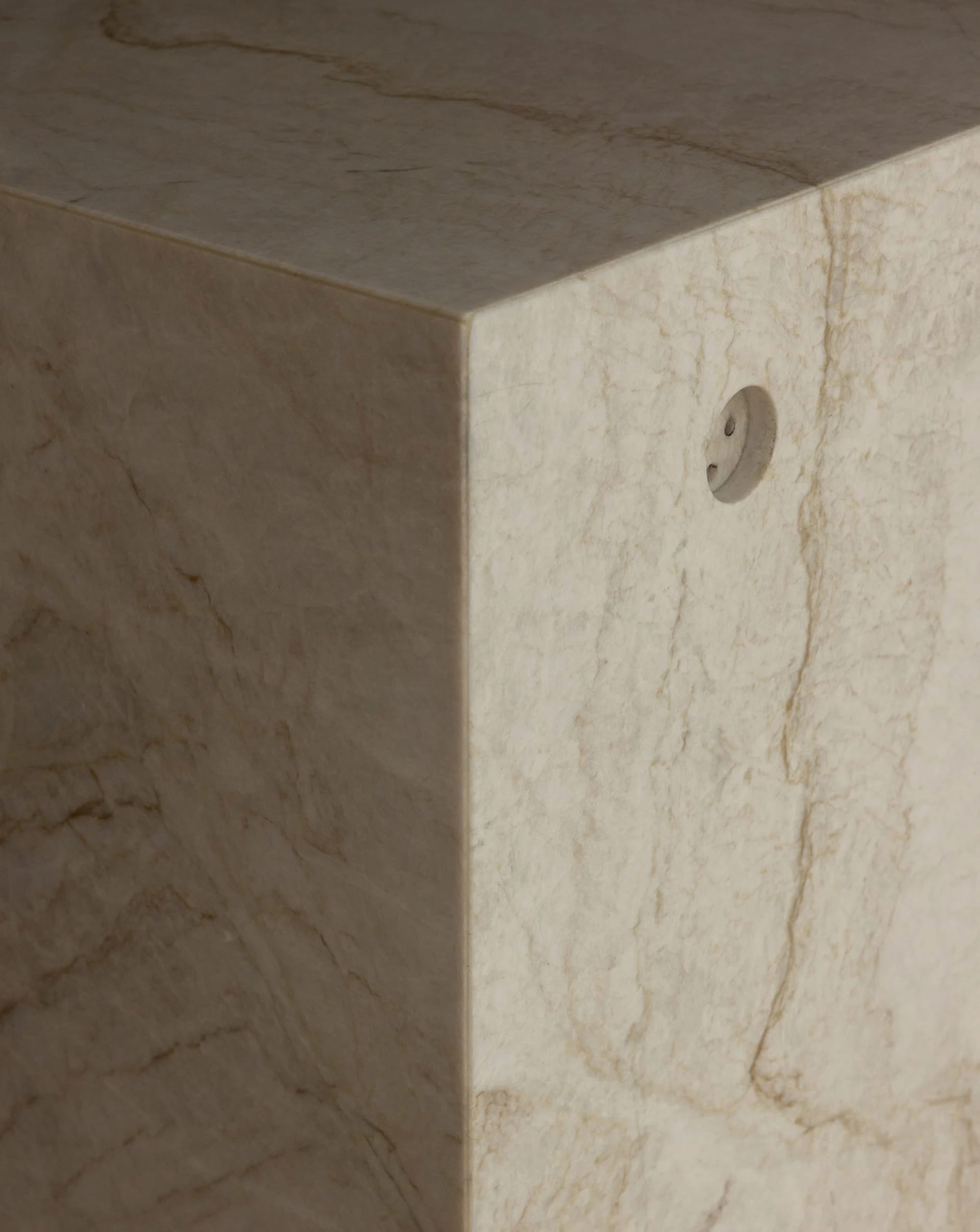 現代室內設計,展示大理石基座搭配抽象雕塑造型,置於簡約背景前,並搭配硬木