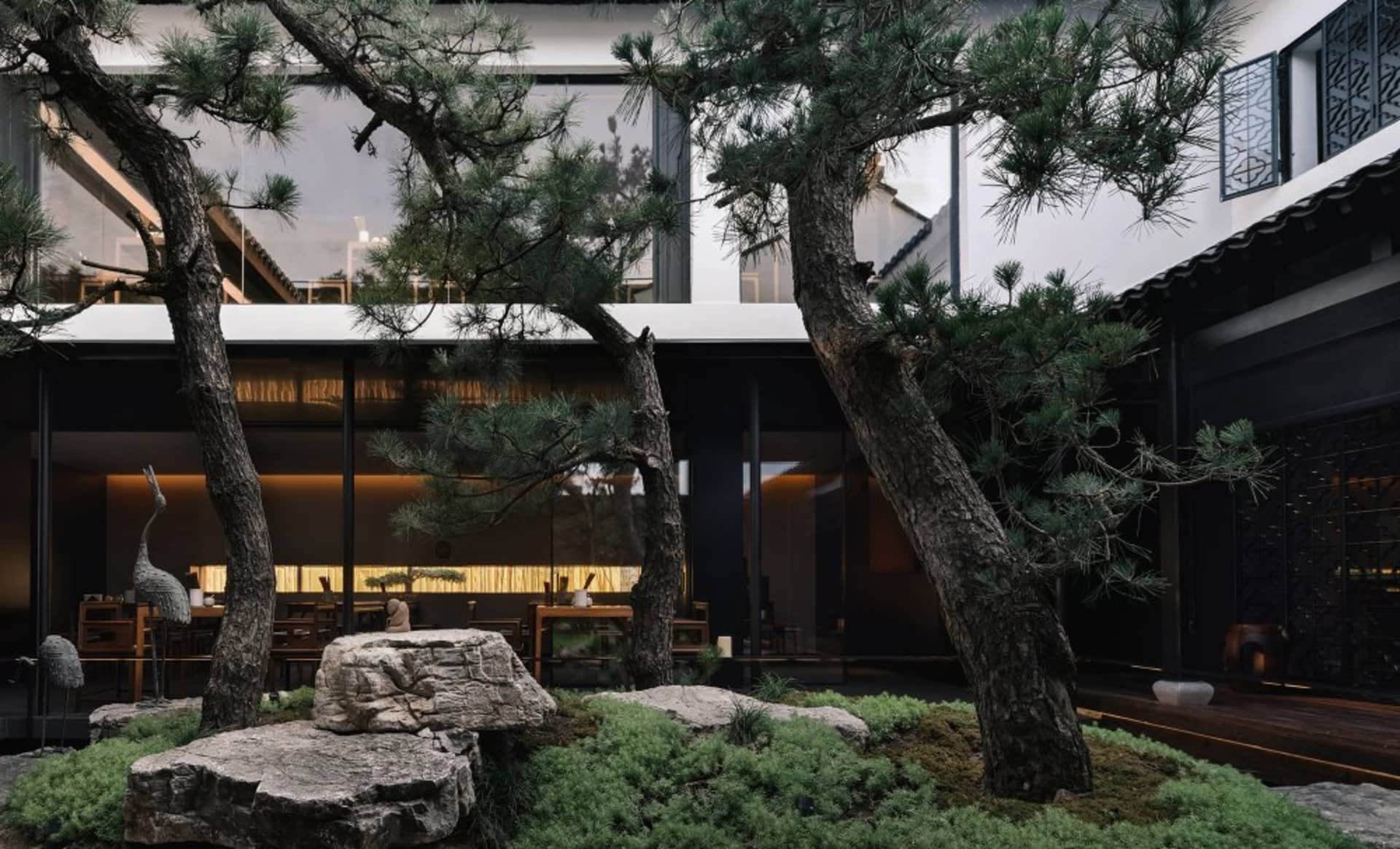 優雅的現代餐廳室內空間，搭配混凝土地板與極簡設計。