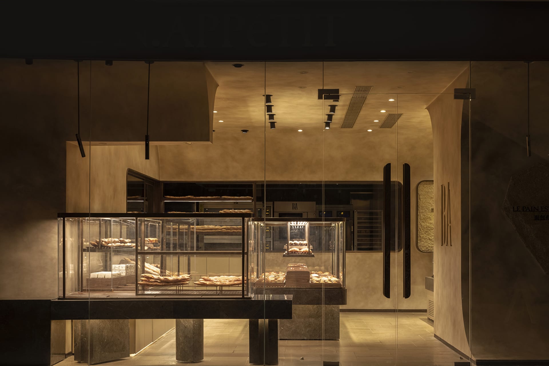 極簡餐廳室內空間，展現玻璃、混凝土與金屬元素。