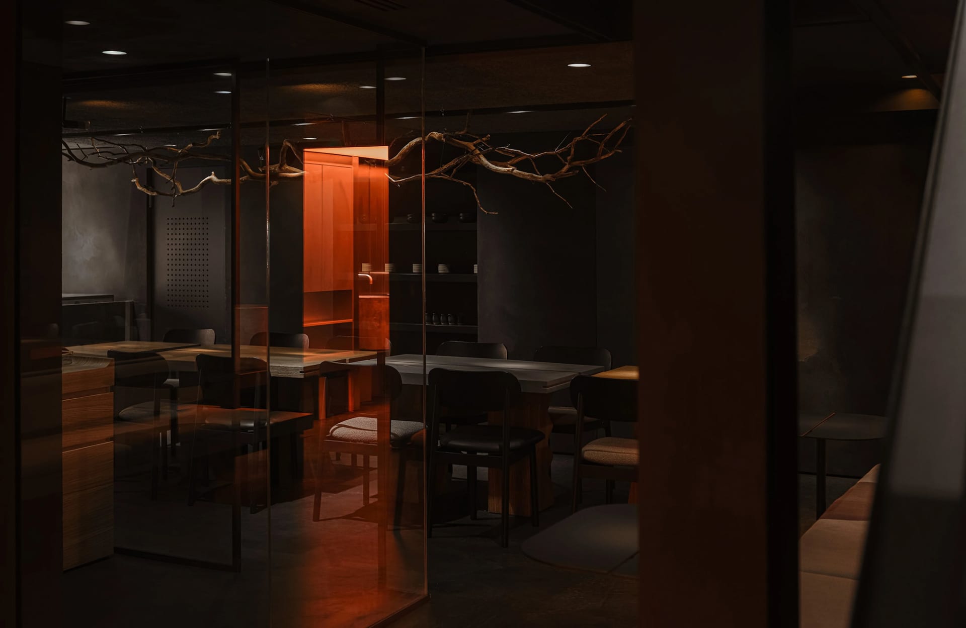 現代餐廳室內,木質餐桌、混凝土地板與極簡設計。