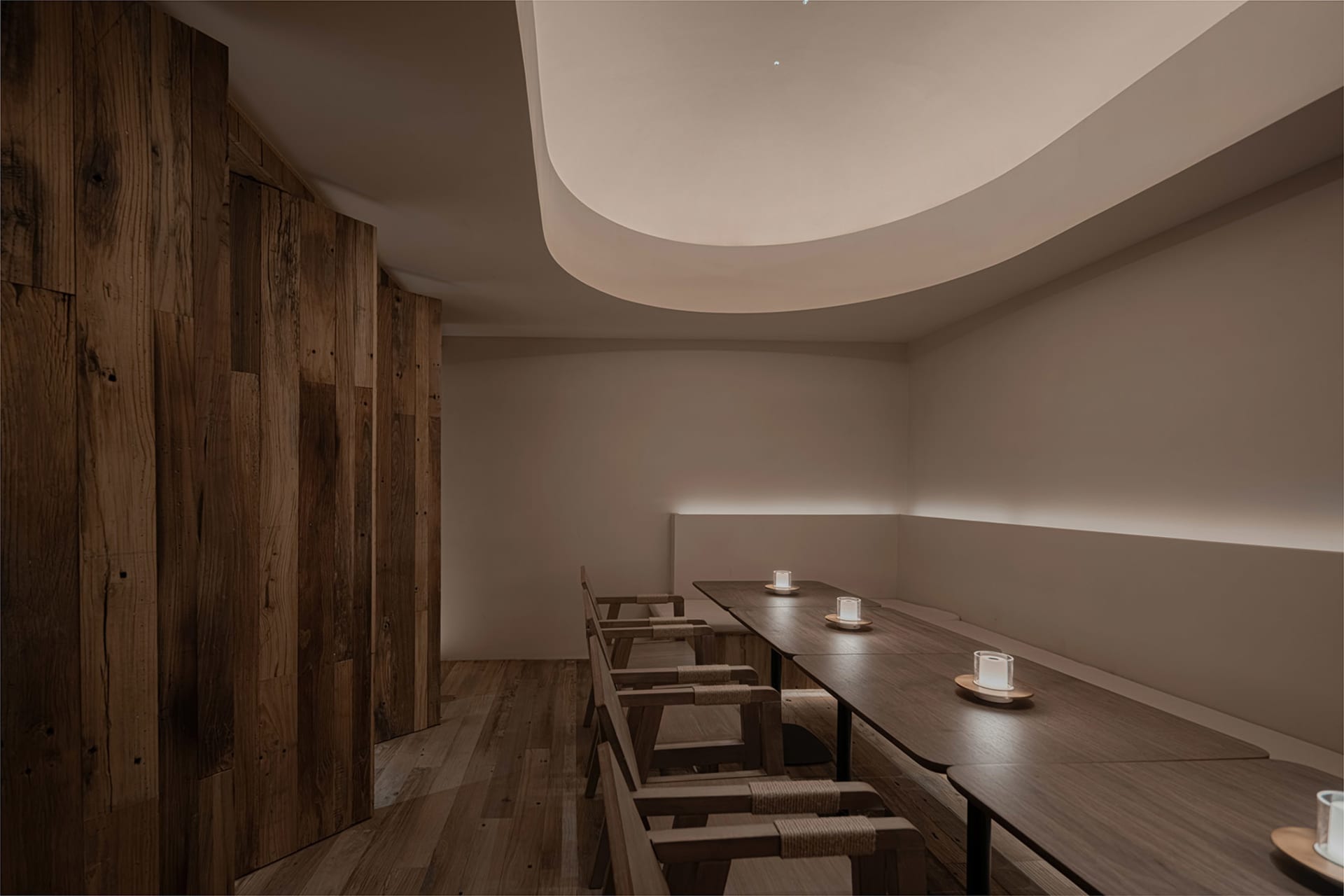 現代餐廳室內空間,搭配木質餐桌與長椅。