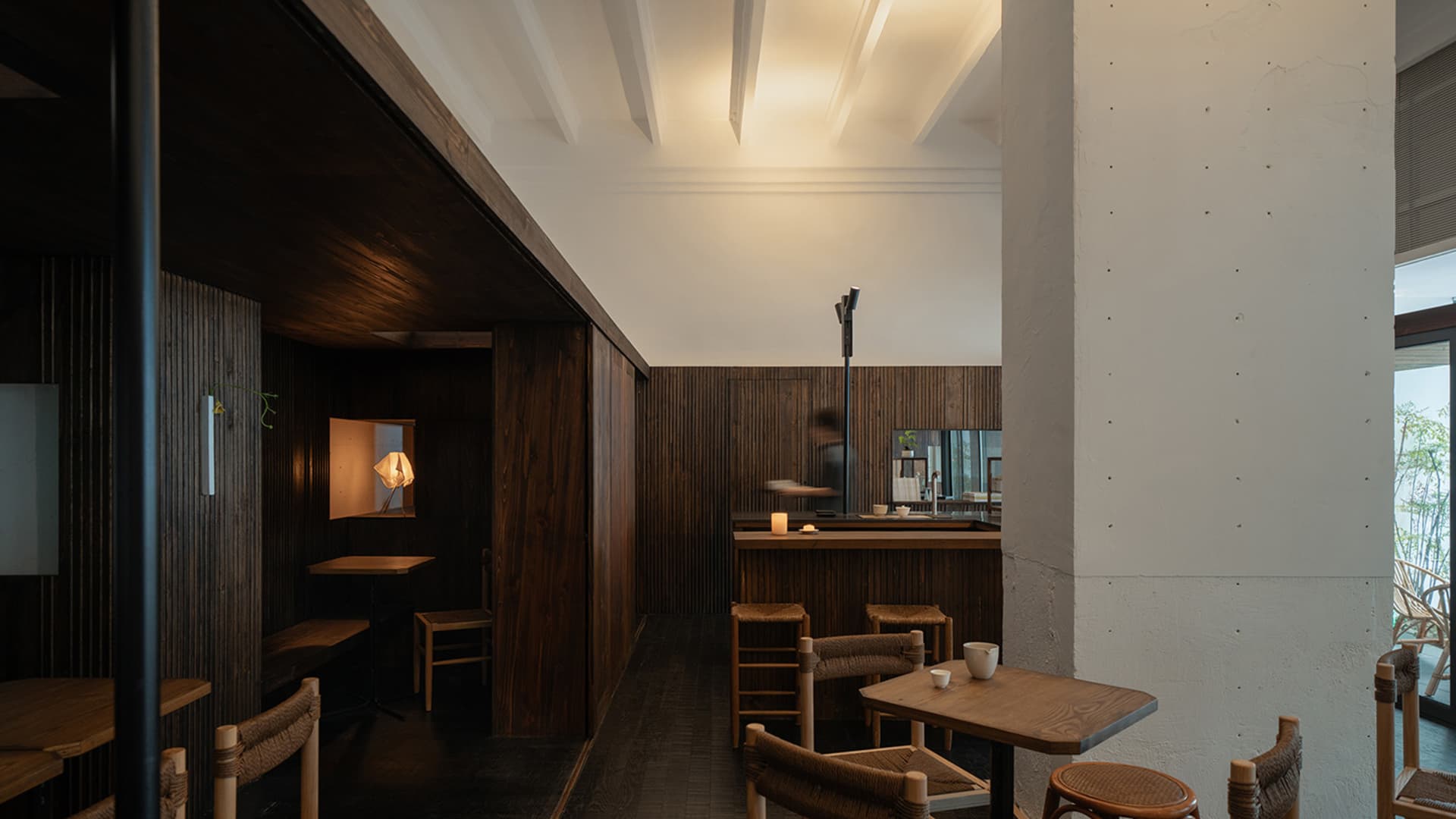 簡約風格餐廳室內,採用深色木板牆與木製家具。