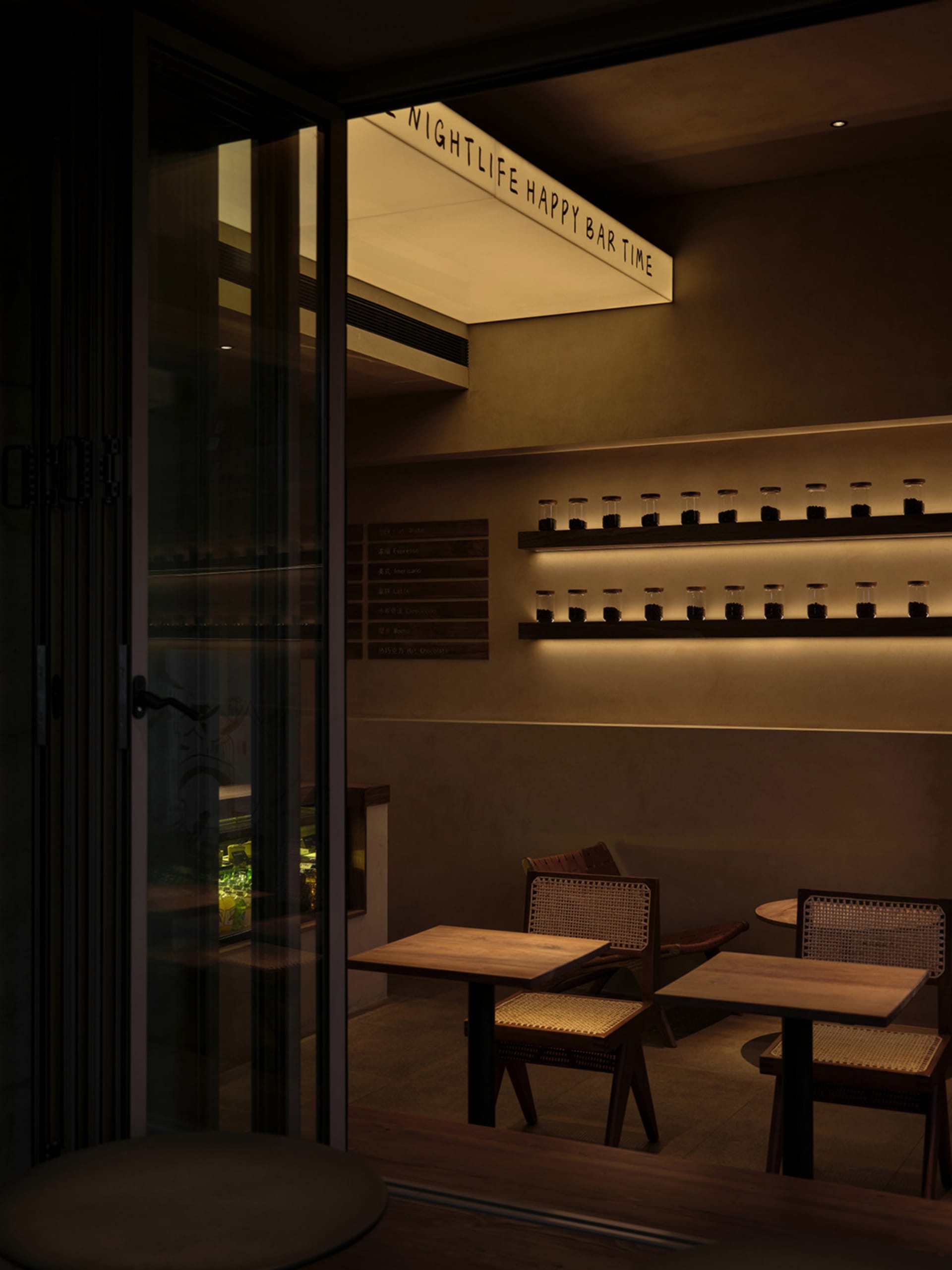 現代自助餐廳搭配木質家具與溫暖燈光