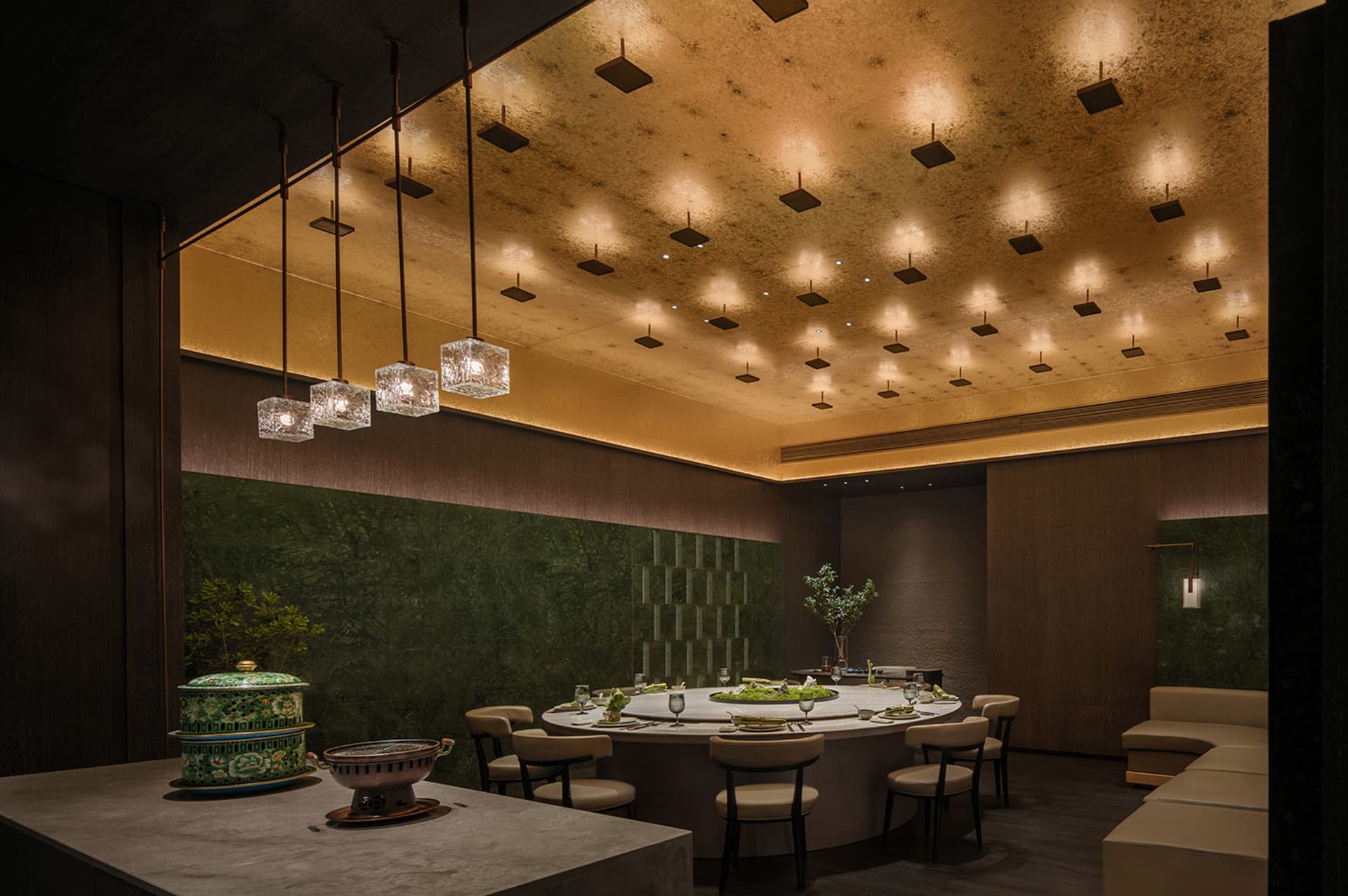 現代餐廳擁有大理石與混凝土牆面,配有大型餐桌與吊燈。