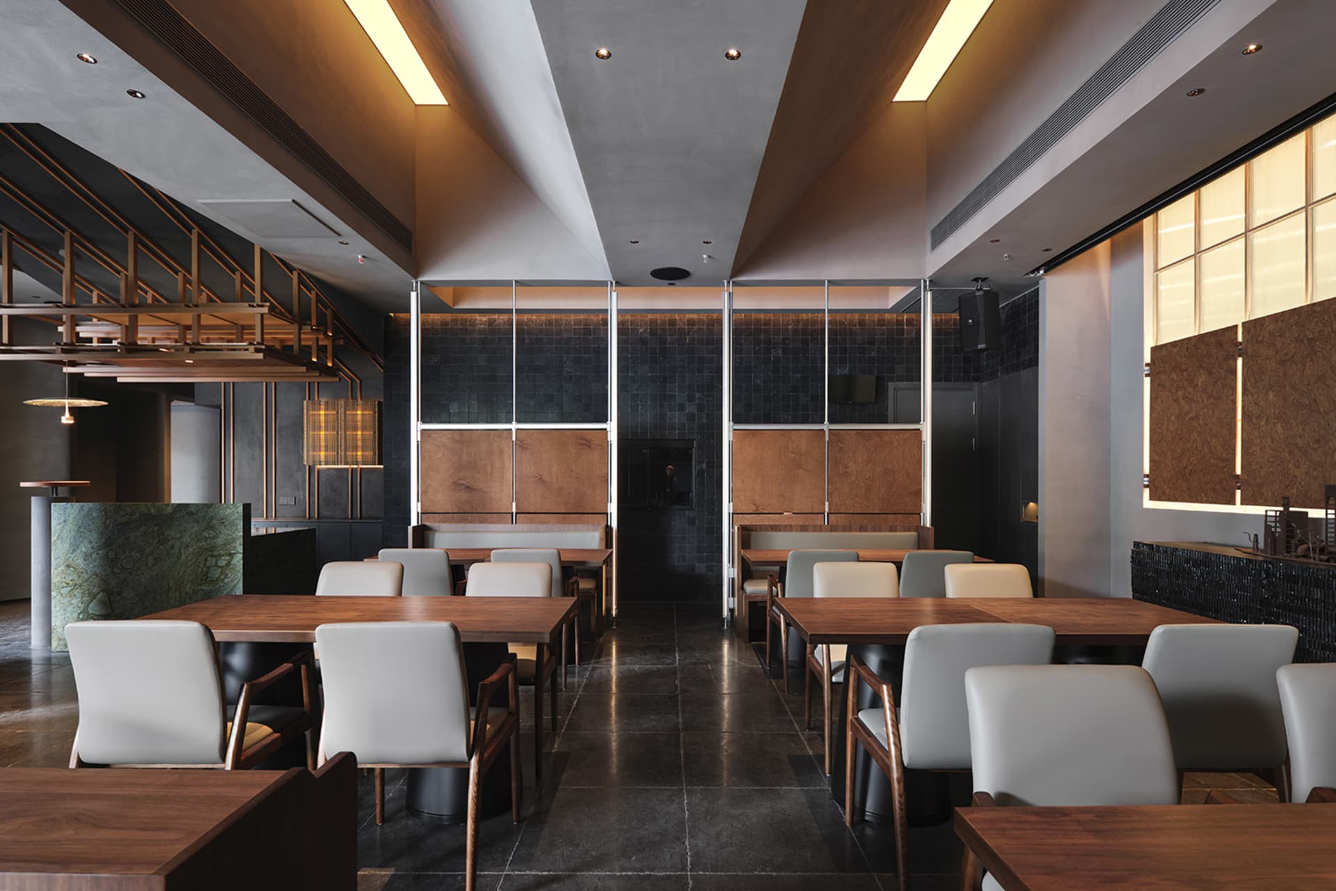 現代工業風餐廳室內,搭配大理石點綴與金屬飾面。