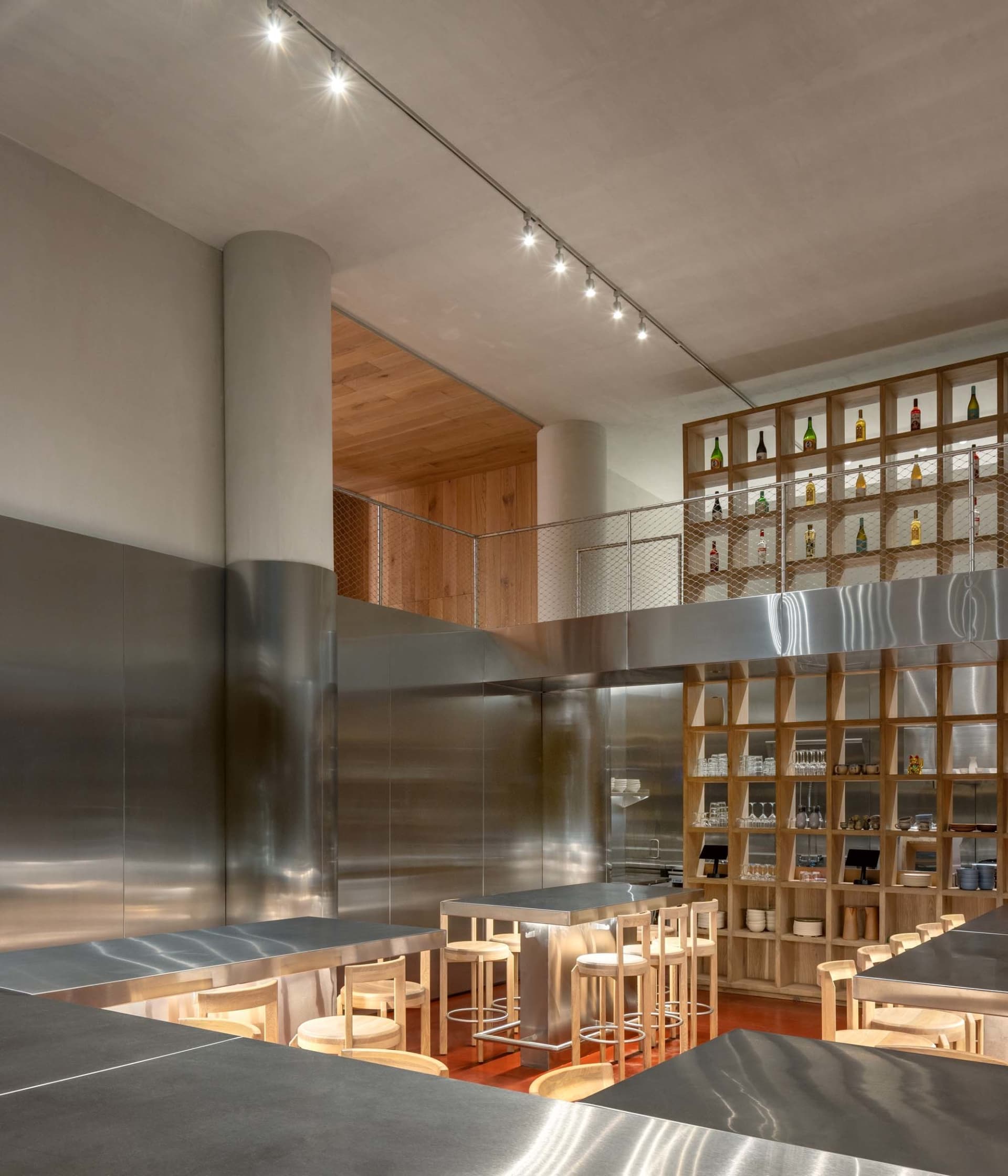 現代簡約餐廳室內，搭配金屬牆面與吧台椅