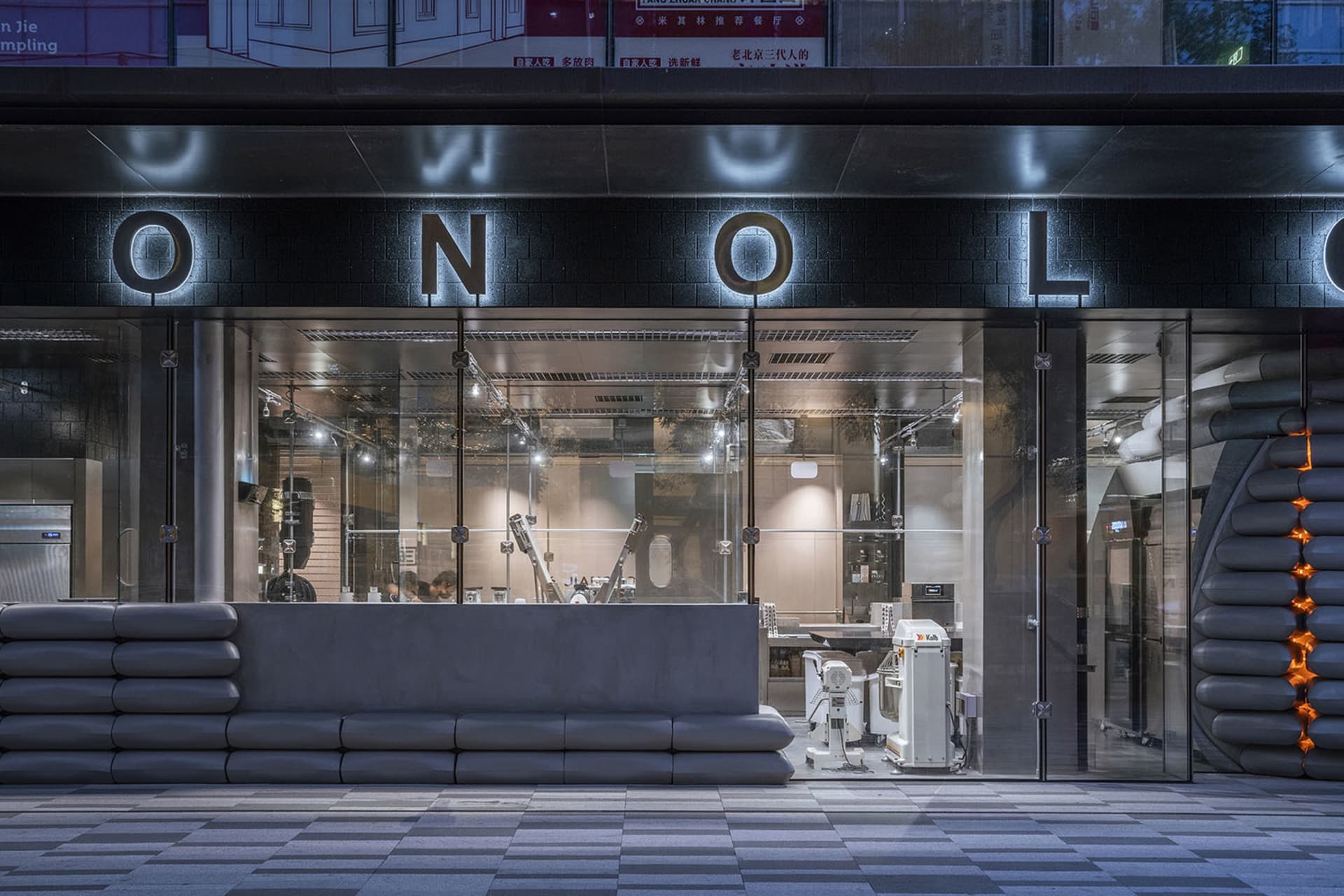 現代商業店面以玻璃牆展示工業風空間。