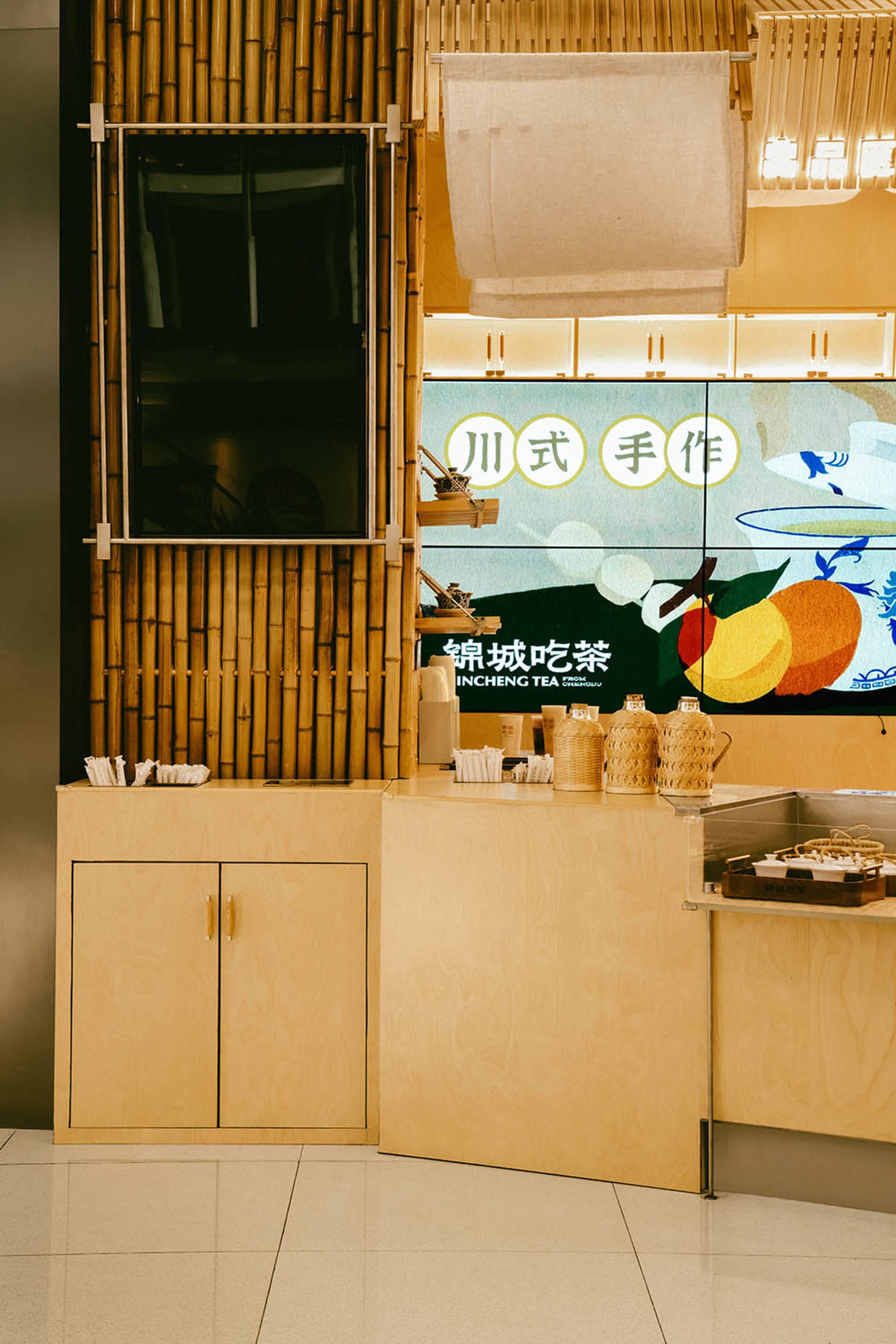 餐廳吧台區域,搭配竹牆與吧台設置。