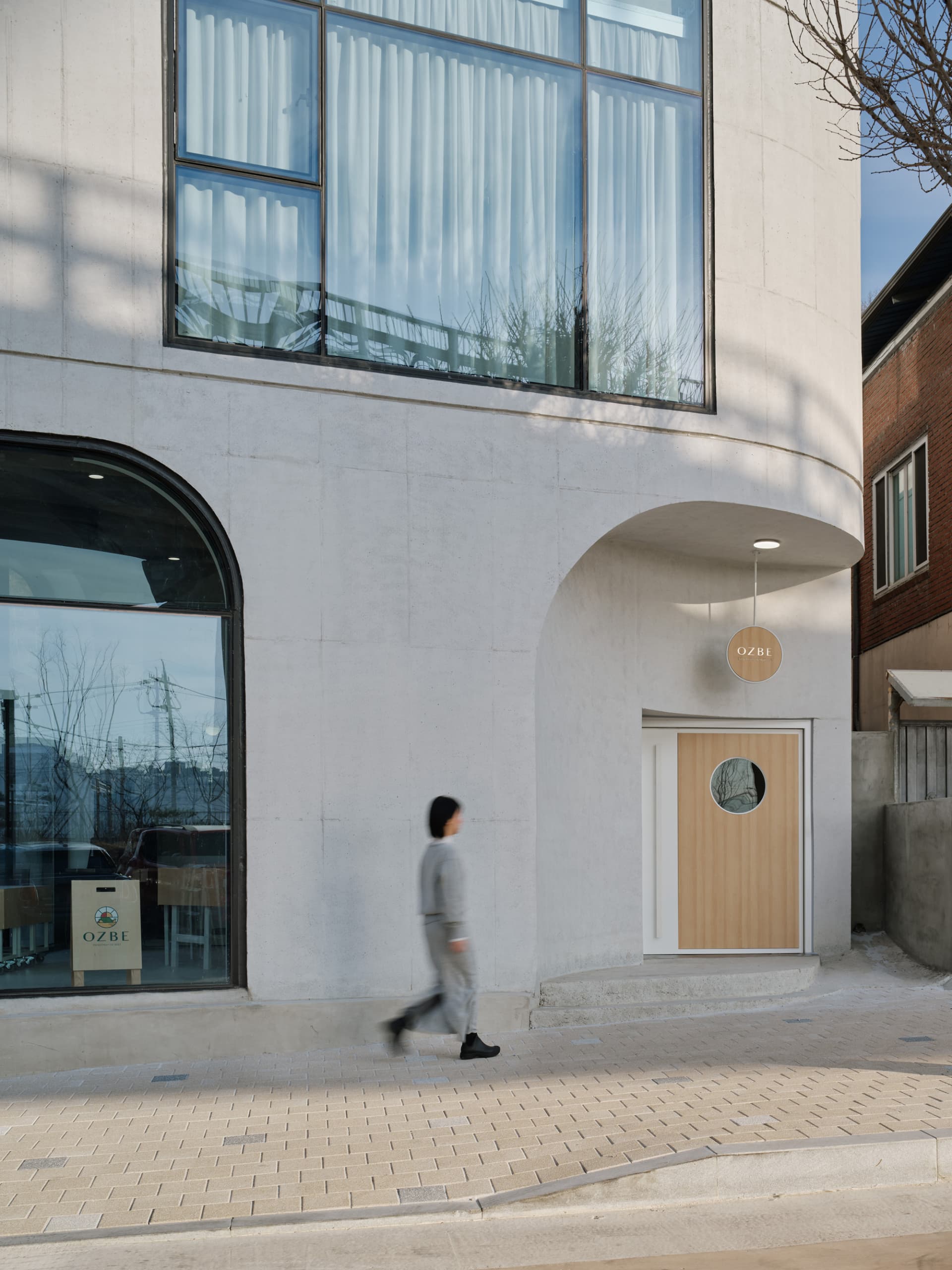 現代店面採用混凝土外牆搭配玻璃窗與門