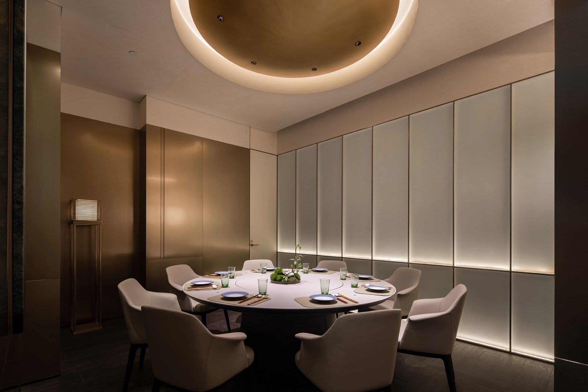 現代優雅餐廳用餐區,配有圓形餐桌、座椅及裝飾元素。