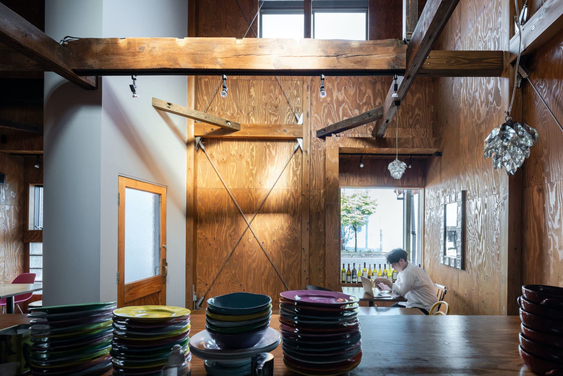 現代餐廳室內以木質材料打造，搭配懸掛燈具。